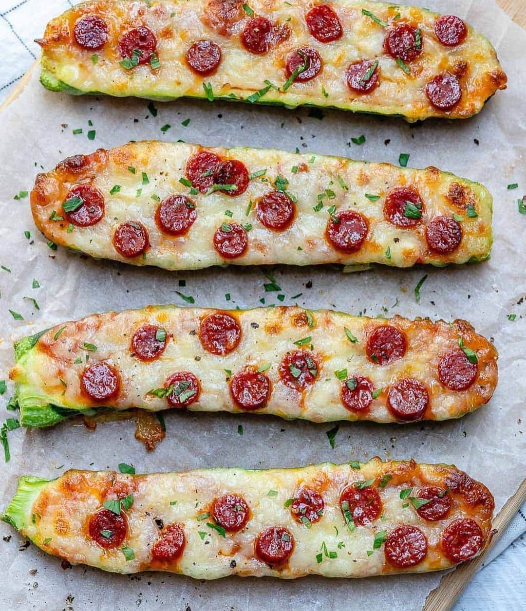 Sharing Healthy Snack Ideasのインスタグラム：「Low carb zucchini pizza boats 😍 recipe link in our bio @befitsnacks」