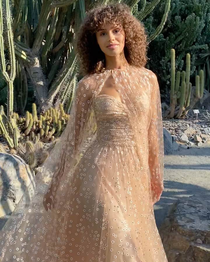 Monique Lhuillierのインスタグラム：「Golden Hour 🧡 #moniquelhuillier #mlspring21」