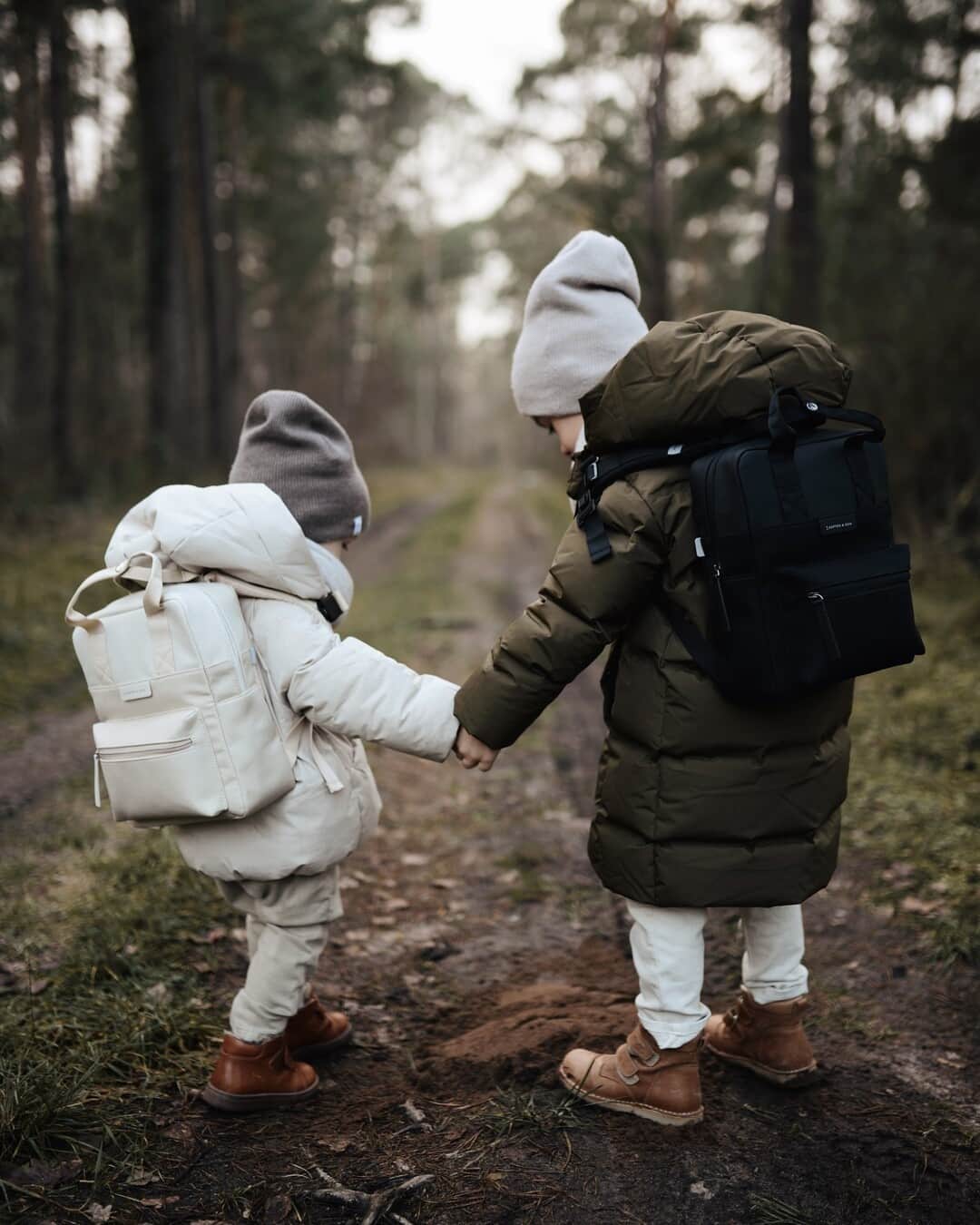 Kapten & Sonさんのインスタグラム写真 - (Kapten & SonInstagram)「'May you always know you have my hand to hold.' 💚 How adorable are these two exploring the forest with our kids backpack Bergen? 😍 @kamila_xkx #bekapten #kaptenandson⁠ .⁠ .⁠ .⁠ #kaptenandsonkids #backpacks #kids #cuties #love #together #siblings #onthego #exploring #kidsfashion」2月1日 4時30分 - kaptenandson