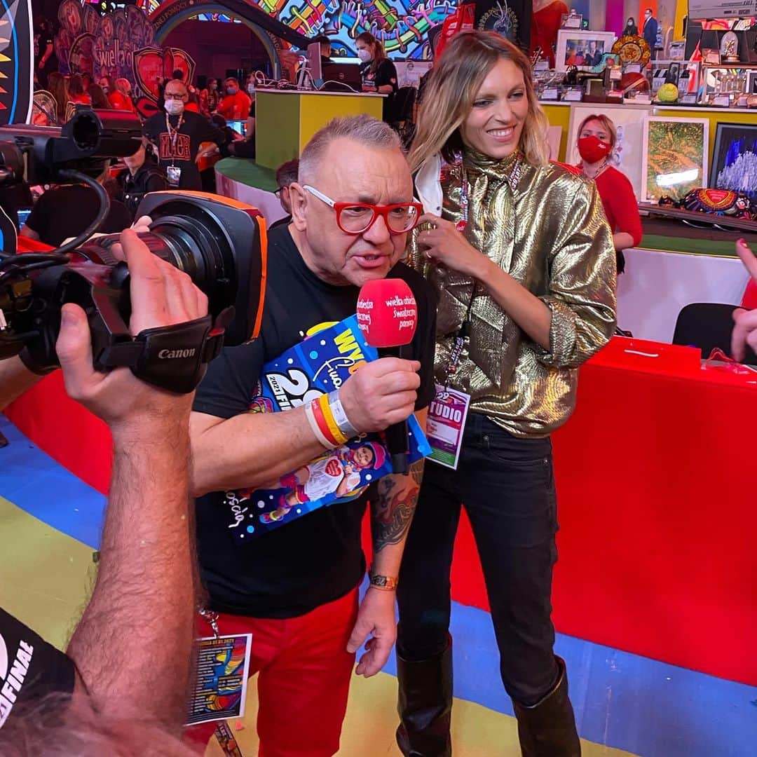 アニヤ・ルービックのインスタグラム：「Tak się dzieje pod Pałacem Kultury! @fundacjawosp Po niecałych 24 godzinach mamy już w naszej wirtualnej puszcze 150000zł!!!! Jesteście niesamowici!!! Kupując cegiełkę w mojej wirtualnej skrzynce o wartości 50 zł lub 100zł  dostaniesz ode mnie w prezencie Perfumy Original by Anja Rubik.  Link do aukcji w BIO konta @originalbyanjarubik #wośp」