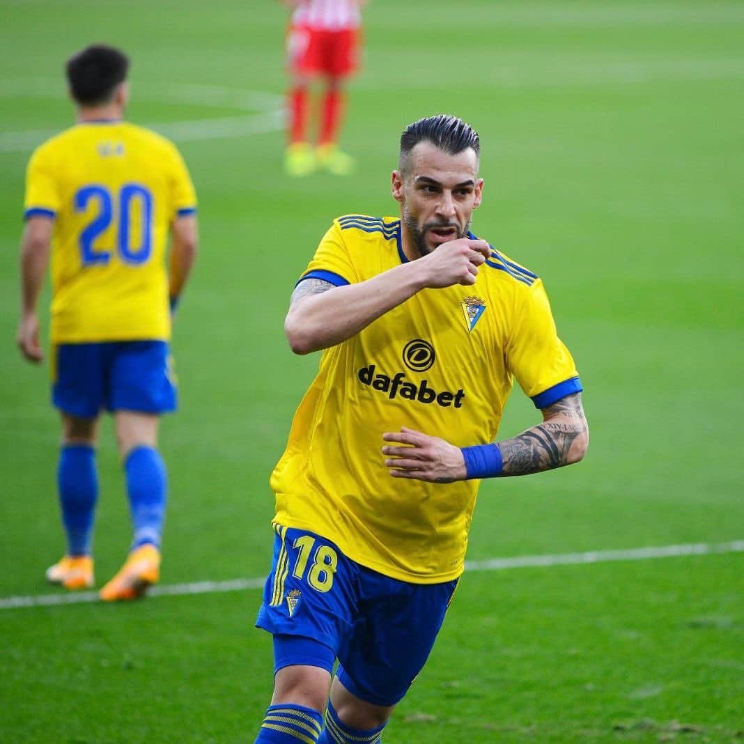 のインスタグラム：「Orgulloso del trabajo de todos y cada uno de mis compañeros, a pesar de no haber conseguido sumar. Luchando como lo hemos hecho hoy daremos muchas alegrías a los Cadistas... 👊💛💙  ¡Este @cadizclubdefutbol NUNCA se rinde! 💪  #LLNSN #AN1+8 #cadiz #cadizcf #cádizatleti」