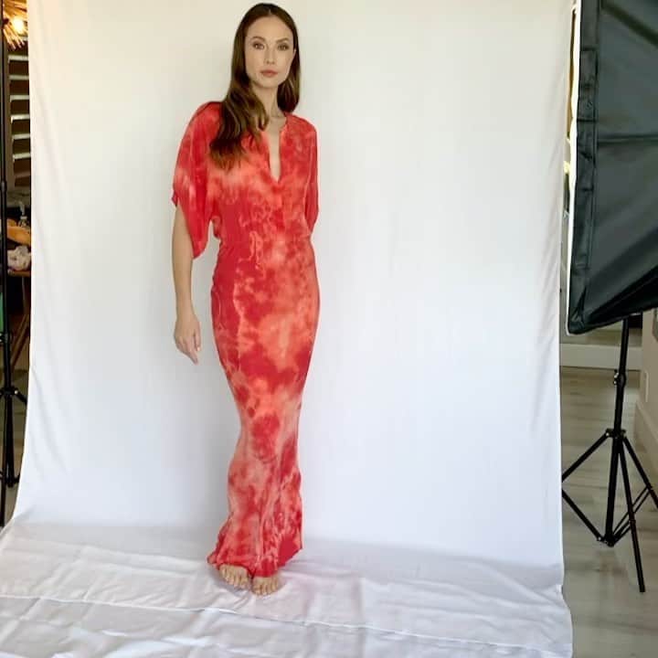 ミッシェルジョナスのインスタグラム：「Be still my beating heart. ❤️ This dress makes me happy. #SilkKimonoDress #BehindTheScenes  #NewCollection 💋 #ValentinesDay #Feb14th  www.mijobymichellejonas.com #michellejonasdesigns #michellejonastravelwear  • • •  #SupportSmallBusiness #ValentinesDay #NewColor #Colors #BeachLiving #MadeInLA #poolside #resortwear #evolving #perspective #instafashionistas #vacationwear #travelwear  #loveyourlook #fallinlovewiththeprocess #love #yourelovely #friends #besafeeveryone #tiedyedinLA #HandDyed #Inspiration」