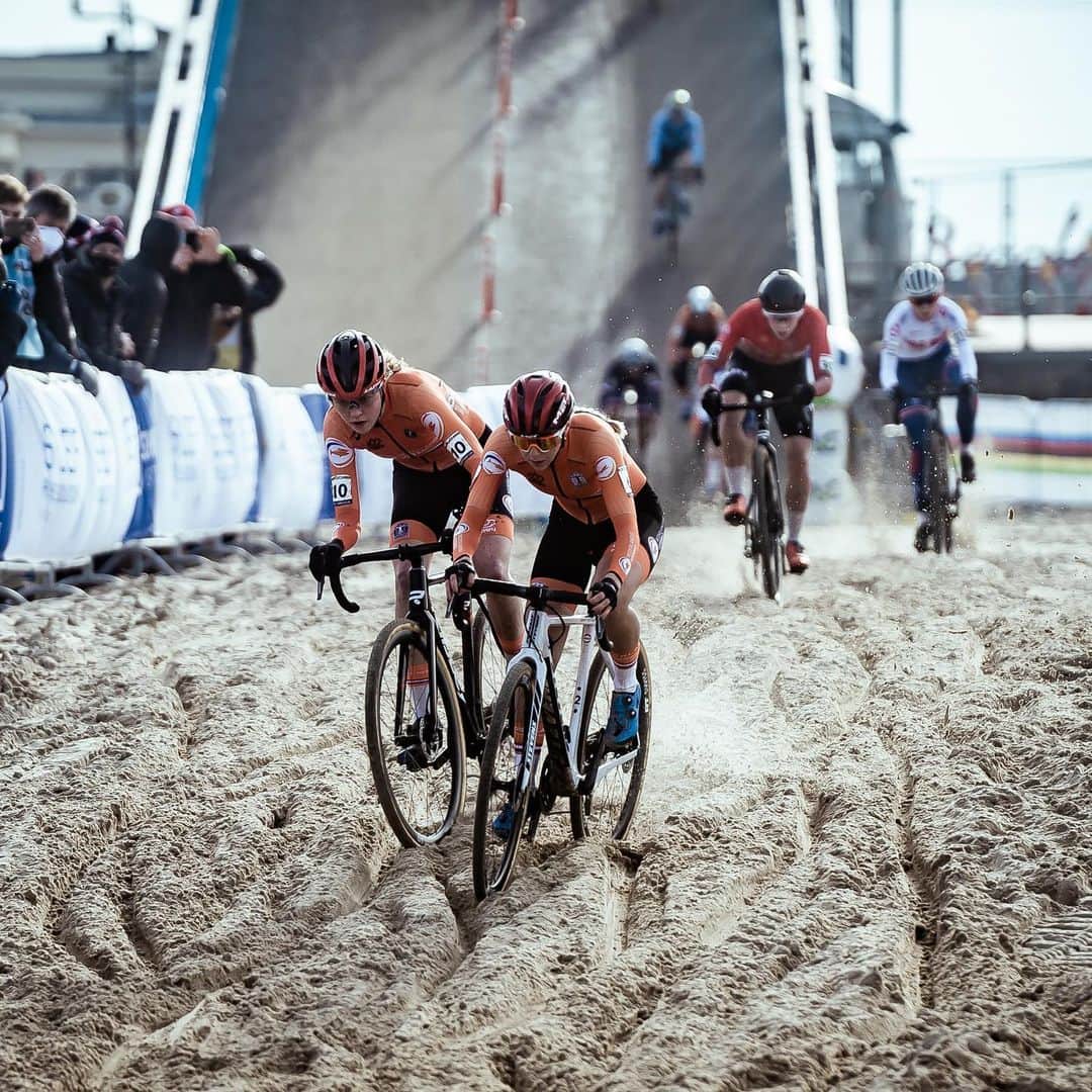 Shimanoさんのインスタグラム写真 - (ShimanoInstagram)「Incredible Sunday at the Cyclocross Worlds on the North Sea coast. Congrats @femvanempel and @mathieuvanderpoel 🙌🌈#RideShimano #ostend2021🇧🇪」2月1日 4時25分 - rideshimano