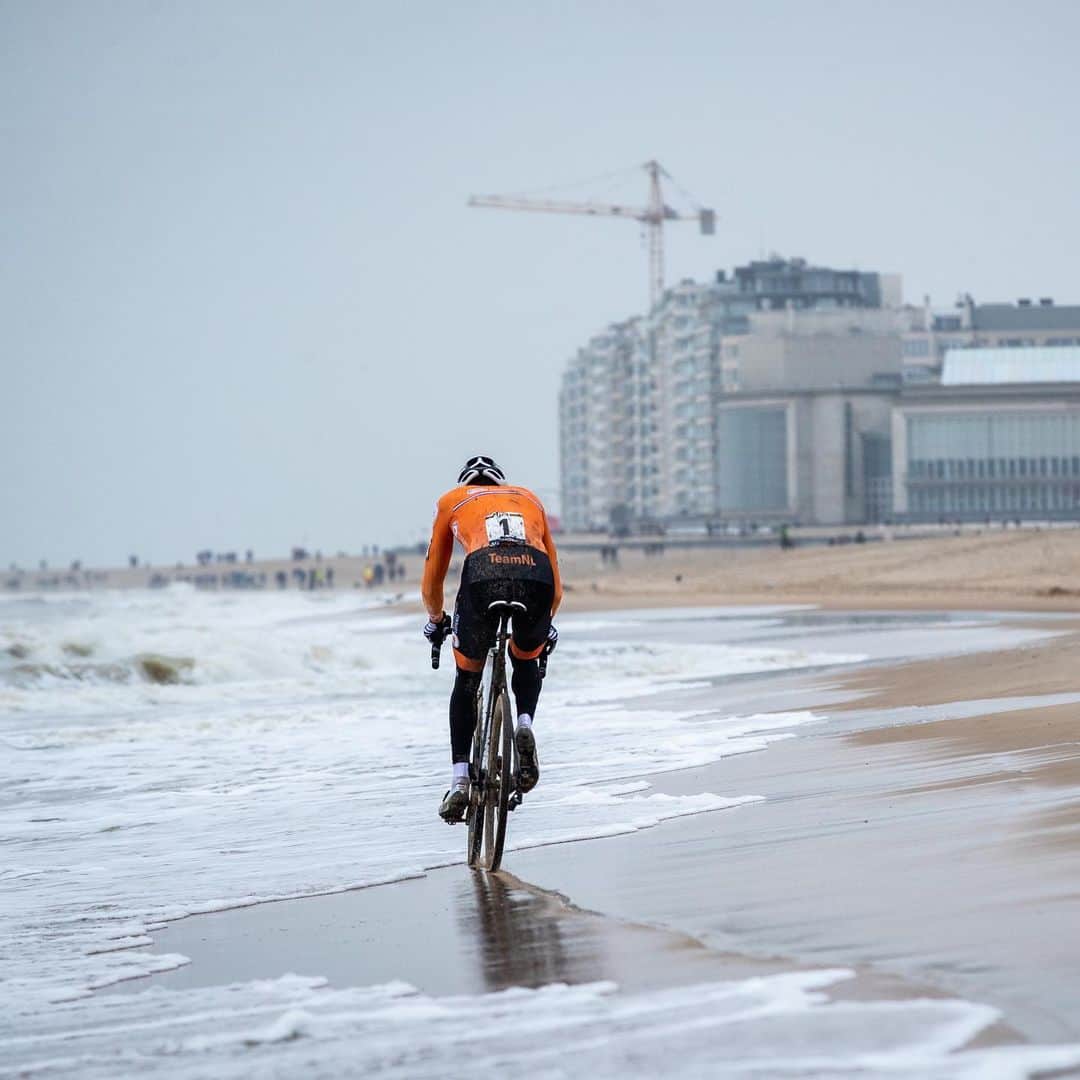 のインスタグラム：「Incredible Sunday at the Cyclocross Worlds on the North Sea coast. Congrats @femvanempel and @mathieuvanderpoel 🙌🌈#RideShimano #ostend2021🇧🇪」