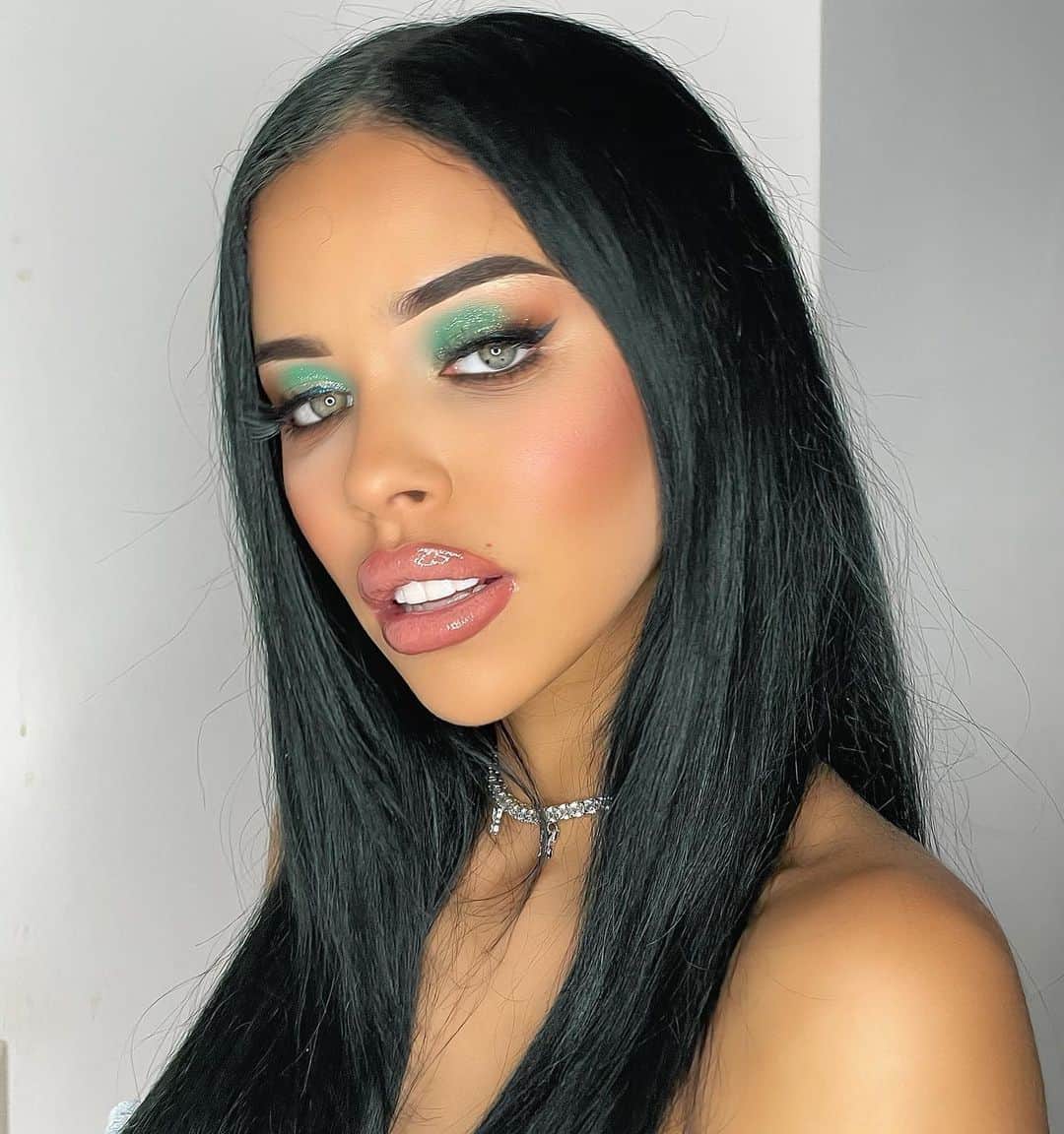 NISRINA SBIAのインスタグラム：「في النهاية كلنا سنصبح حكاية」