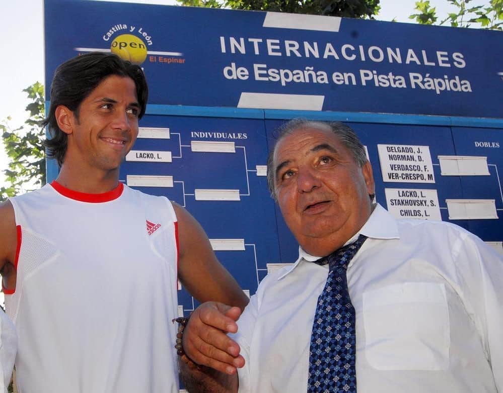 フェルナンド・ベルダスコのインスタグラム：「Querido Pedro Muñoz , no sé por dónde empezar, ya que tu pérdida , me deja sin palabras.  Pero lo que sí puedo decir es GRACIAS , gracias por todo lo que lo has hecho y dado por y para el tenis.  Has sido de las personas que he conocido que más amaba el tenis.  Y a mí personalmente siempre me has ayudado y apoyado y desde que era un niño me quisiste como si fuera un miembro más de tu familia.  Gracias por esos wild cards en el open villa del espinar que tanto impulso me dieron en el inicio de mi carrera para poder llegar donde llegué después.  Y gracias por todas las experiencias tan increíbles vividas juntos como la de ganar la copa davis en mar del plata en 2008 cuando nadie confiaba en nosotros ... tú sí lo hiciste! Estés donde estés sé que seguirás amando el tenis y queriendo lo mejor para este deporte.  Desde aquí quiero mandar mi más profundo pésame a su mujer Charo , su hija Mónica , sus hermanos Miguel y Quino y a todos los demás miembros de su familia, entre ellos uno de mis entrenadores y mejores amigos en el mundo del tenis @quinomunoztenis por la pérdida tan grande que habéis tenido. Os quiero mucho a todos y todos juntos apoyándonos podremos pasar estos momentos tan duros y desagradables. Te echaré mucho de menos tío Pedro 💔🕊 Descansa en Paz , nunca te olvidaré !!!」