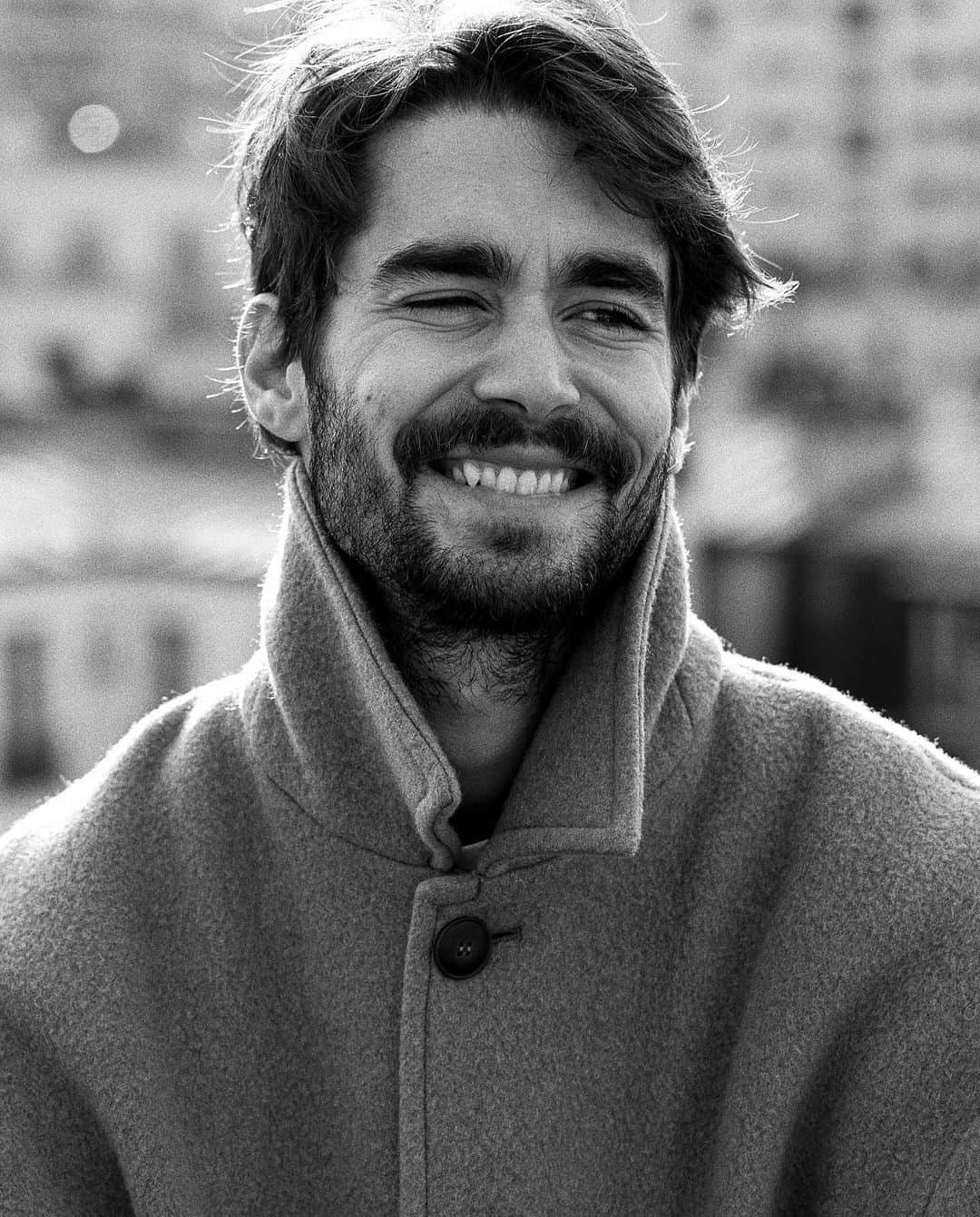 NICOLAS SIMOESのインスタグラム：「Smile is the n’est human therapy 🤍」