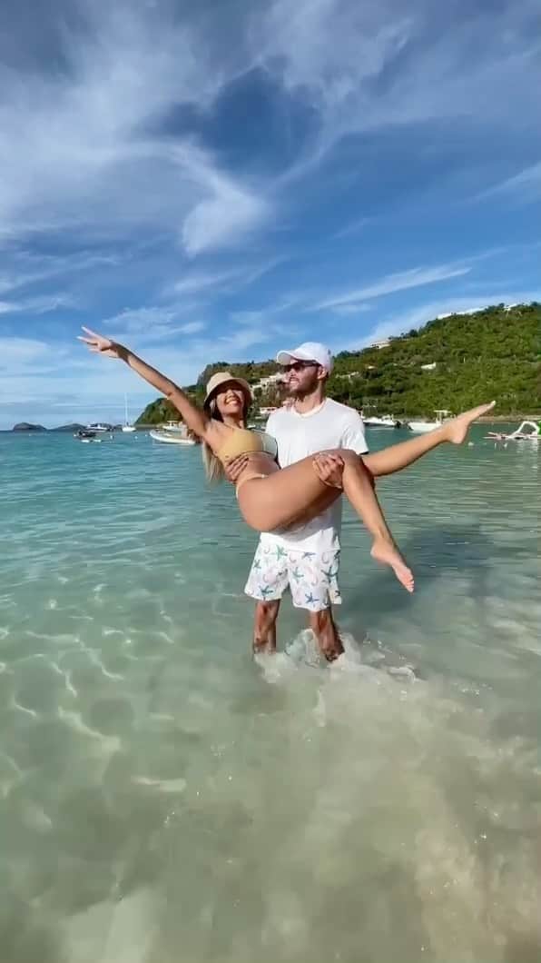 リアン Vのインスタグラム：「Woke up in St Barths! ✈️🌊 Thank you @vitalproteins for the best health and wellness retreat! 😍@vitalperformance #itswithinus #vitalwellnesshouse」