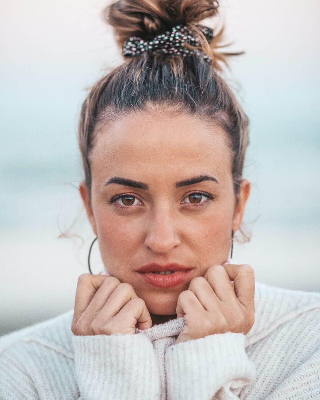 ジェマ・マリンのインスタグラム：「I need advice!!! Let's see, I've been thinking for a long time about putting something on my skin for wrinkles. Before I had Alex, I didn't have any, and now ... my skin is much worse. The truth is that I am quite scared of botox, hyaluronic acid and stuff like this. But on the other hand I think that if they do it very gentle I might like it .. 🤔  Another option is to put plasma / vitamins ..   What do you think?  Have you done it? Would you do it or you would wait?   #skincare #selfcare #wrinklereduction  #arrugas #cuidadodelapiel   Necesito consejo!!! A ver, llevo bastante tiempo pensando en ponerme algo en la piel para el tema de las arrugas.. Antes de tener a Alex no tenía ninguna, y ahora pues.. mi piel está mucho peor. La verdad es que me da bastante miedo/respeto el tema del botox, ácido hialuronico etc Pero por otro lado pienso que si me lo hacen muy sutil podría gustarme.. 🤔 Otra opcion es ponerme plasma/vitaminas..   Que opináis?? Lo habéis probado? Os lo haríais o esperaríais?」