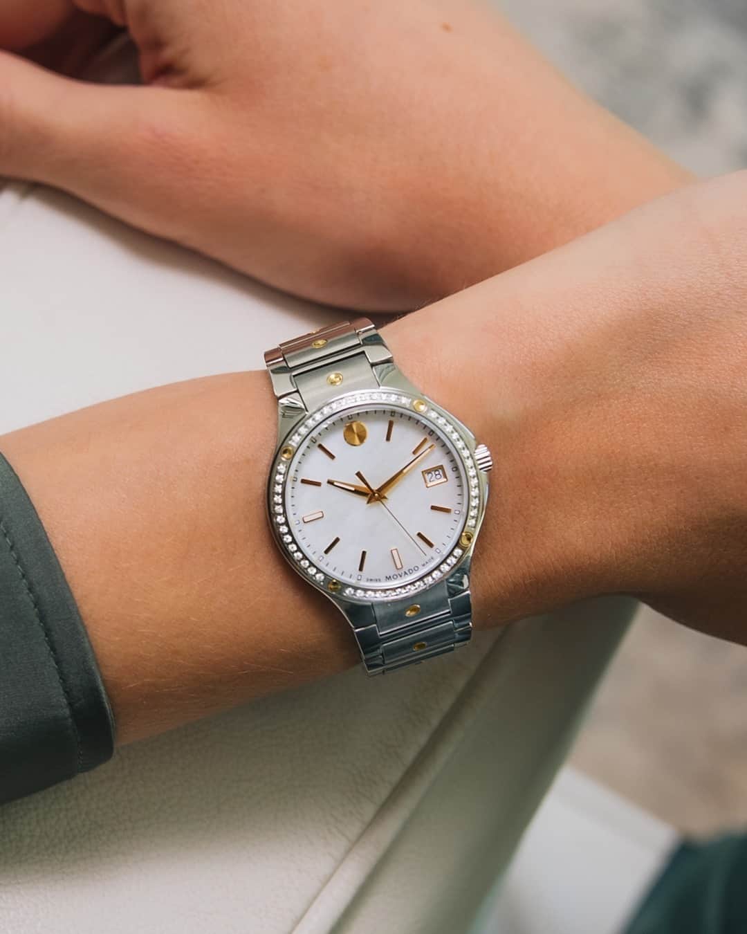 モバードのインスタグラム：「A real “showstopper” that she’ll never take off. This timepiece is a beautifully crafted design with a stainless steel bracelet and diamond set bezel. #MovadoSE」