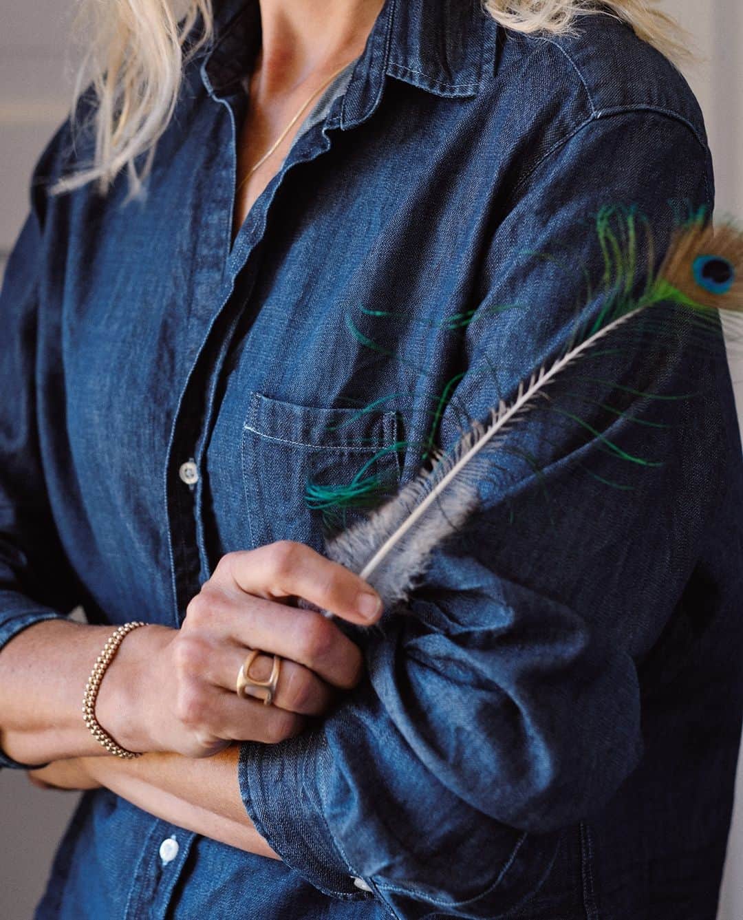 フランク&アイリーンのインスタグラム：「This darker wash is a great winter layering piece AND is undoubtedly an instant classic. #FrankandEileen」