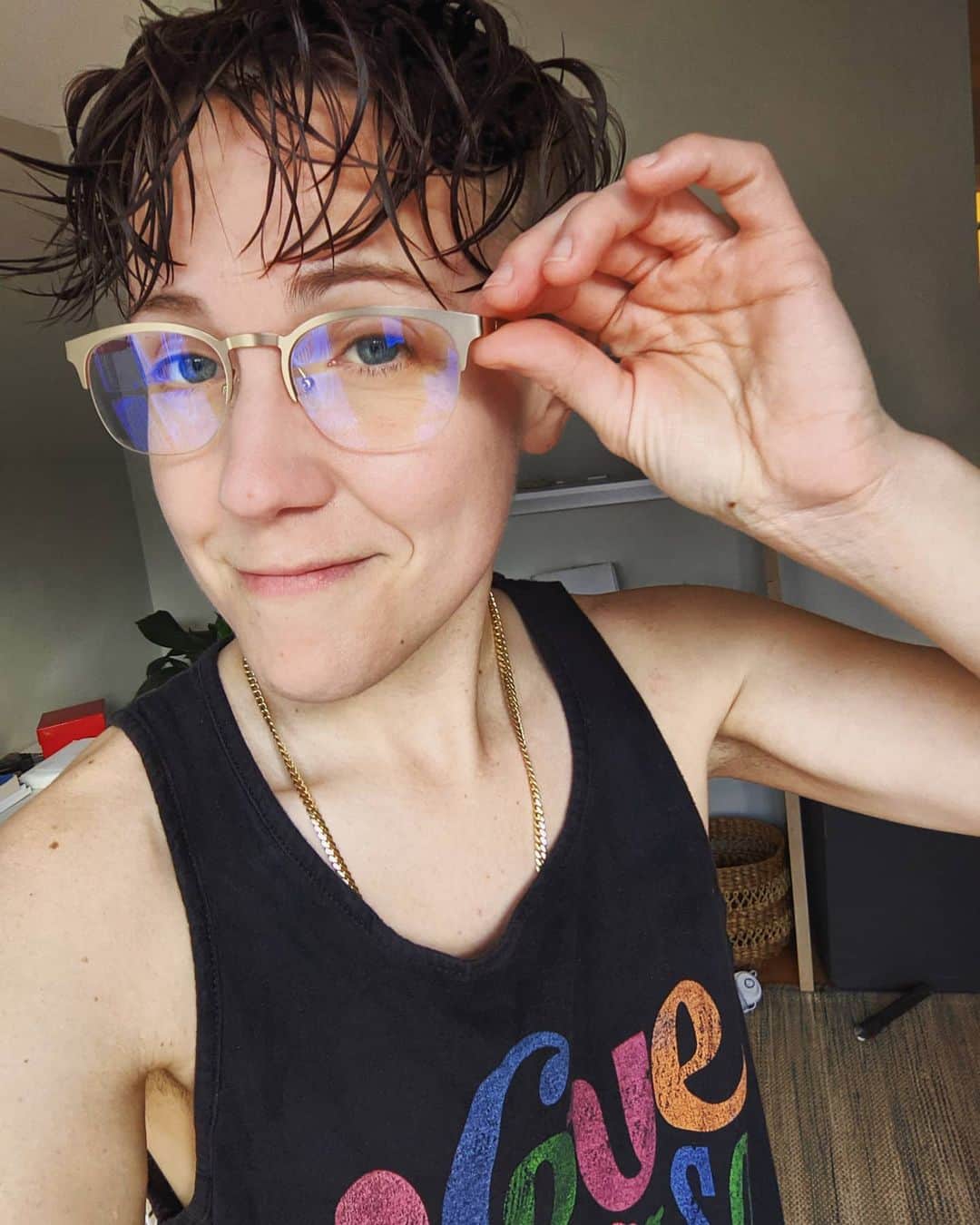 ハナー・ハートのインスタグラム：「New glasses, Same glances looking good while terrified #gayerbytheminute」