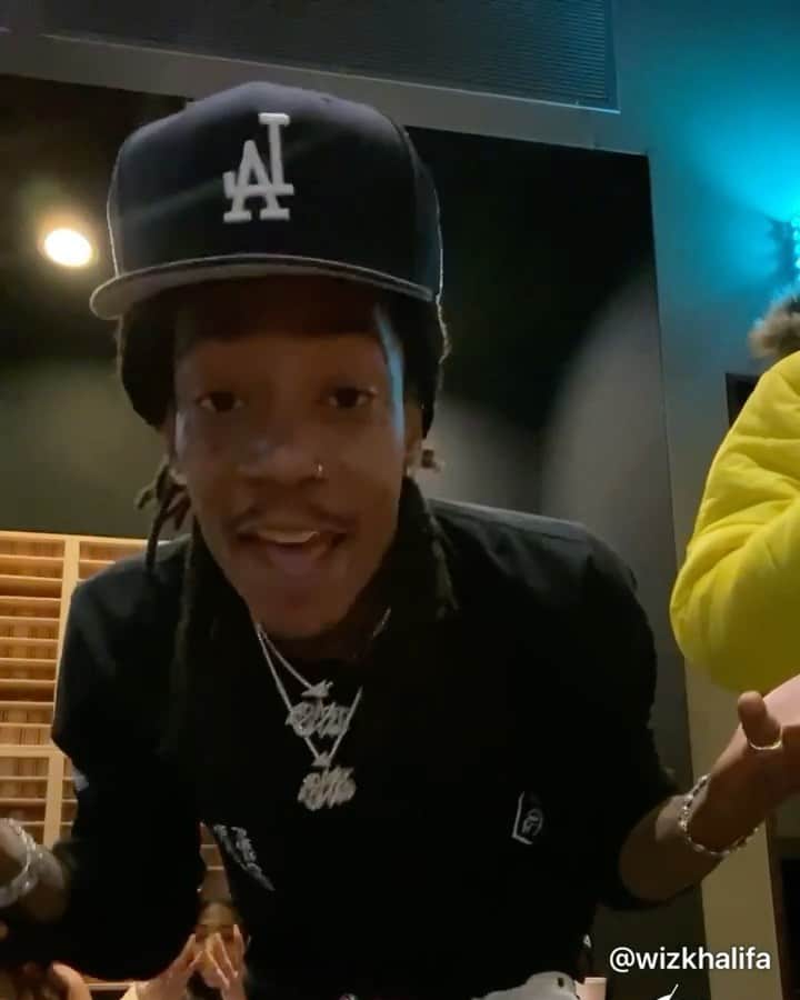 ウィズ・カリファのインスタグラム：「I can give you wut u need」