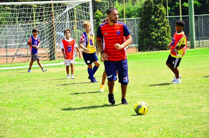 ジーコさんのインスタグラム写真 - (ジーコInstagram)「Terminando a semana de clinica de futebol da Escola Zico 10 no Club Med Lake Paradise, a honra de receber esse que foi autor de tantos gols espetaculares e que jogava muito, @dodo_oficial10. Obrigado Dodo e fechamos com chave de ouro. Parabéns a todos que participaram e ajudaram para que tudo corresse bem durante todo o mês de janeiro. Até julho」2月1日 5時07分 - zico