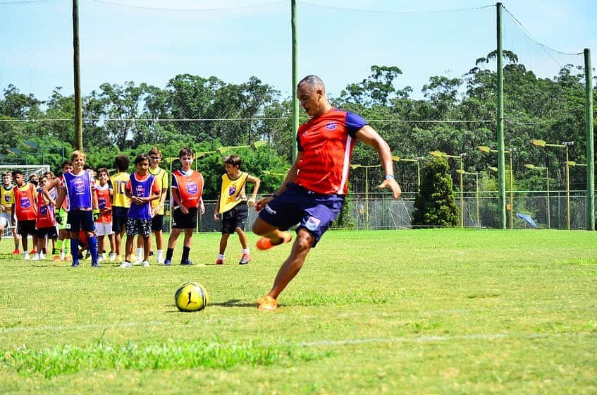 ジーコさんのインスタグラム写真 - (ジーコInstagram)「Terminando a semana de clinica de futebol da Escola Zico 10 no Club Med Lake Paradise, a honra de receber esse que foi autor de tantos gols espetaculares e que jogava muito, @dodo_oficial10. Obrigado Dodo e fechamos com chave de ouro. Parabéns a todos que participaram e ajudaram para que tudo corresse bem durante todo o mês de janeiro. Até julho」2月1日 5時07分 - zico