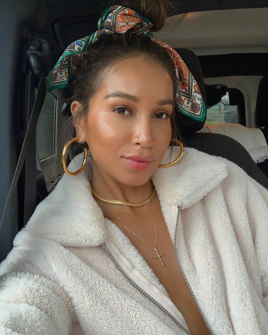 ジュリー・サリニャーナのインスタグラム：「Summer hair but winter clothes. 💕」
