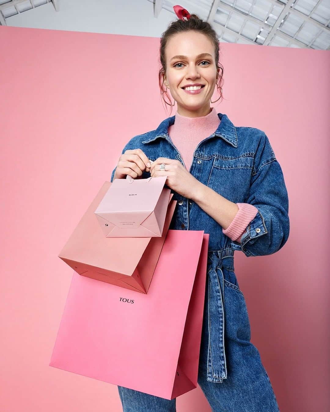 トウスのインスタグラム：「Find the perfect Valentine's Day gift on tous.com and at TOUS stores. / Encuentra el regalo perfecto de San Valentín en tous.com y en tiendas TOUS. #ColorsOfLove #TOUSJewelry #TOUSLovers」