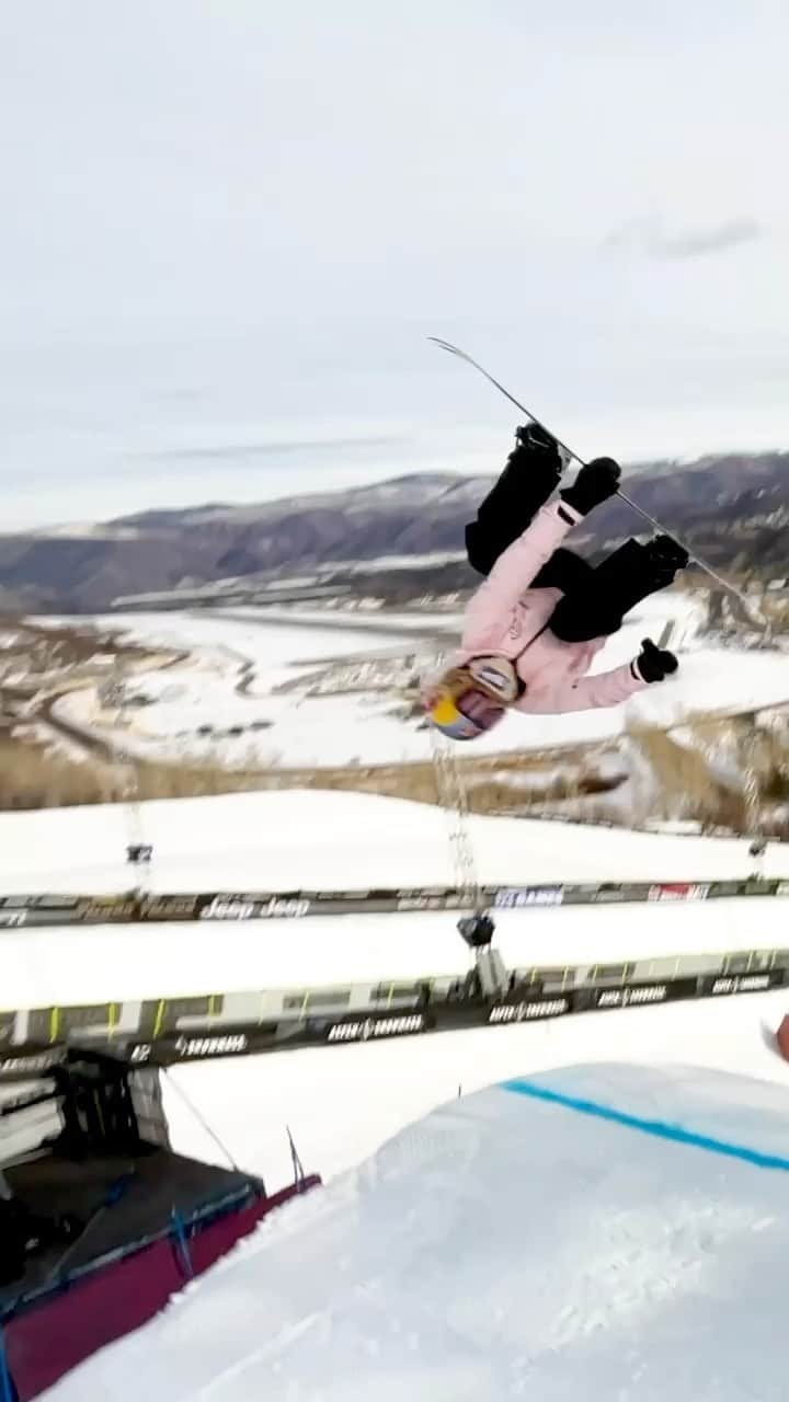 アナログクロージングのインスタグラム：「❌ @annagassersnow warming up for @XGames Big Air ❌ Tune in @ 1:30pm CT / 3:30 ET Link in bio / story to watch  #XGames」