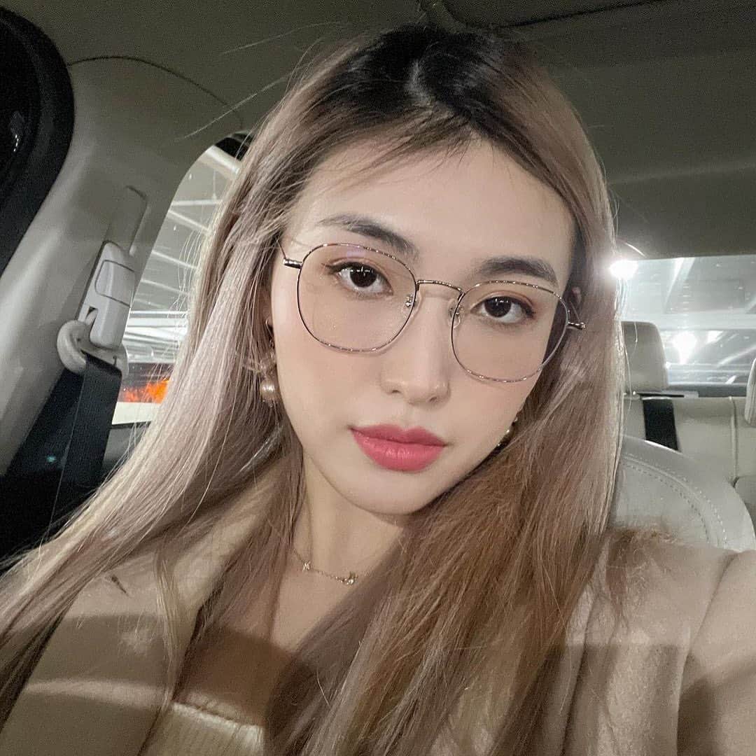 JINSさんのインスタグラム写真 - (JINSInstagram)「Last day of January! What are your goals for this year? 🗓️  Trend spotlight: metal rim glasses. Check out our Rim Collection at jins.life/rim 📸 @anniehasabear」2月1日 5時21分 - jins.usa
