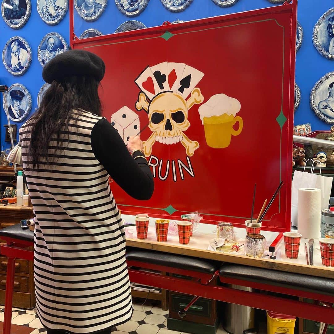 アムステルダム・タトゥー・ミュージアムのインスタグラム：「Titzi doing a mingins design on the spitscreens#ritchmingins#taschen#mingind#schiffmachertattooheritage #schiffmacherenveldhoen」