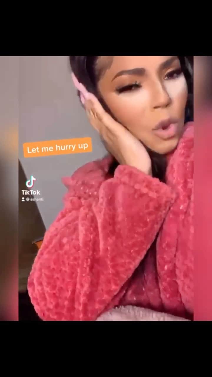 アシャンティのインスタグラム：「When you’re trying to get it together and list all ya beauty products to make it happen 😩」