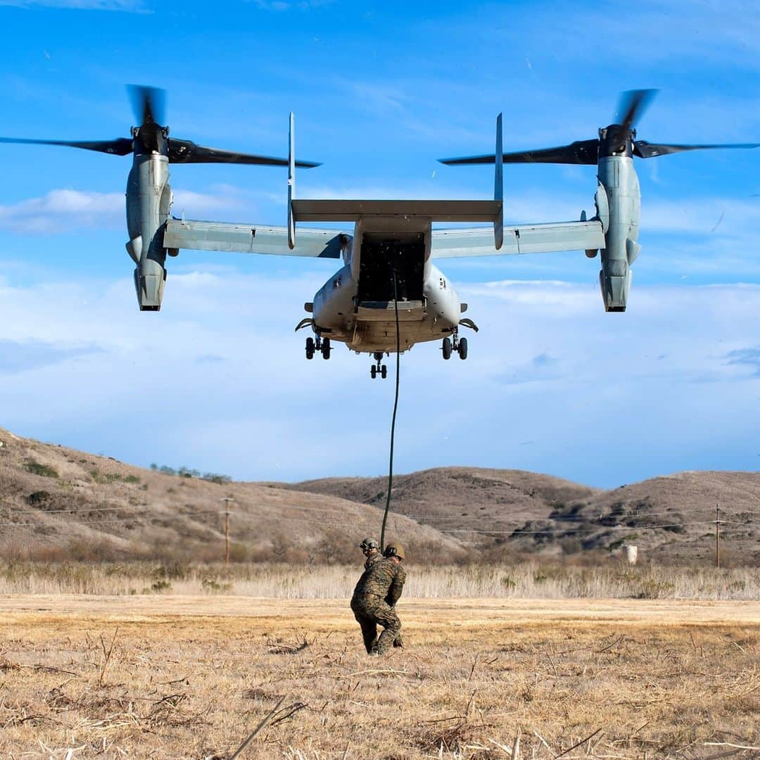 アメリカ海兵隊さんのインスタグラム写真 - (アメリカ海兵隊Instagram)「Don't Let Me Down  Marines with the @pride_of_the_pacific extend a fast rope from an MV-22 Osprey during a tactical recovery of aircraft and personnel training exercise at @mcb_camp_pendleton. (U.S. Marine Corps photo by Sgt. Alexis Flores)   #USMC #Marines #Military #Osprey」2月1日 5時41分 - marines