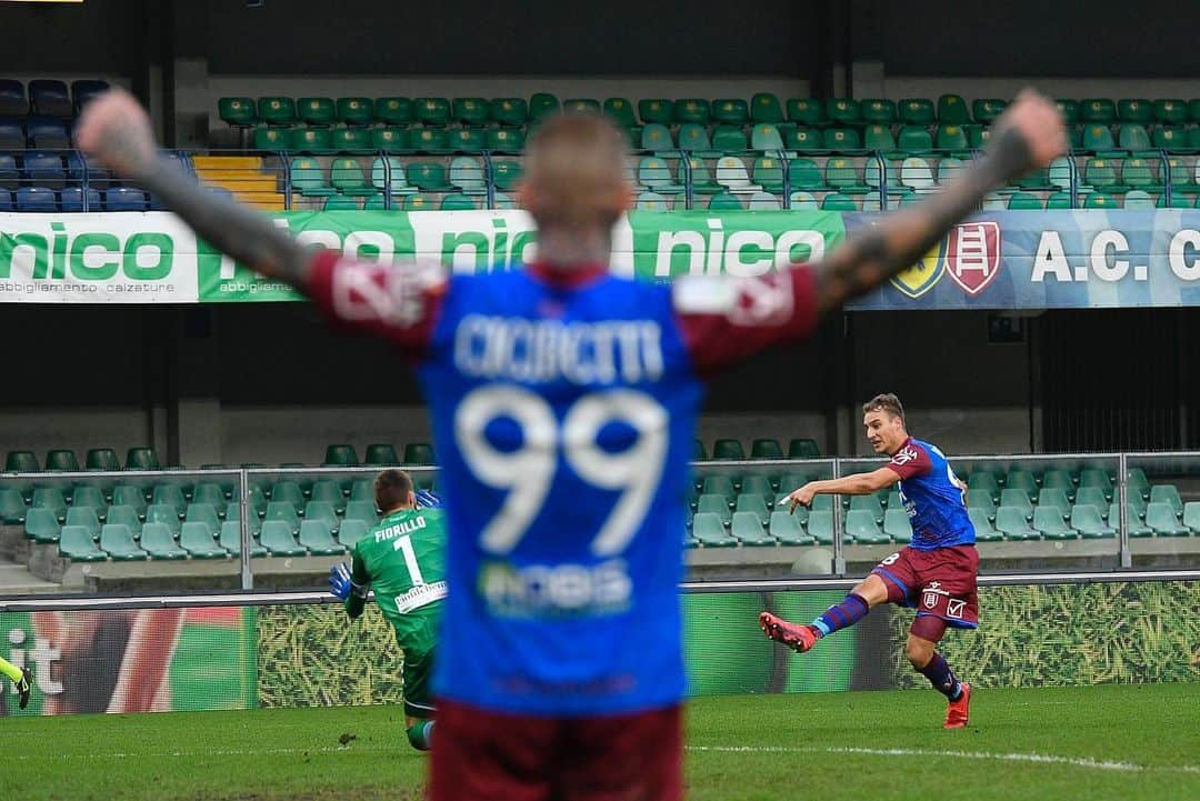 ACキエーヴォ・ヴェローナさんのインスタグラム写真 - (ACキエーヴォ・ヴェローナInstagram)「🥳 Quando sai già come andrà a finire! 🙌 #Gol #chievo #chievoverona #football #celebration #team #ilnostrofolleamor #esultanza #💛💙」2月1日 5時50分 - acchievoverona