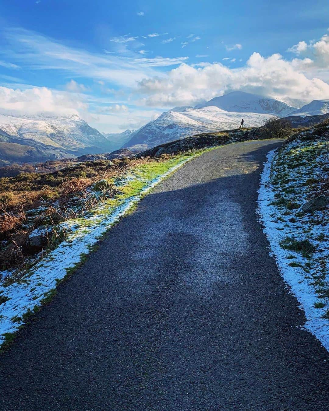 ヘイゼル・フィンドレーさんのインスタグラム写真 - (ヘイゼル・フィンドレーInstagram)「This lockdown in Wales hasn’t been allll about the Moonboard and winter walks for me, I have also gone back to formal education! 🙀 The ongoing pandemic gave me the kick up the bum to do something different. I’m always learning, for myself and to be a better coach, but it felt like the right time to benefit from the structure and content of formal education. So I’ve started distance, online, part time, flexible (all the things) postgrad study in Neuroscience and Psychology of Mental Health. It’s been 10 years since I was at Bristol Uni studying philosophy and I haven’t studied science since high school in 07 😂 so my brain feels like it’s being put in a blender! Apart from the challenge level being mega high it’s been pretty wonderful so far. . You might be wondering why mental health and not sport psychology? Although I’m interested in performance and spent a lot of time studying flow state with @theflowcentre deep down my motivation to coach was first wellbeing and second performance. Luckily the two things are compatible. Anyway, I’m pretty excited to learn more about the science behind mental health, something which seems as important as ever at the moment.」2月1日 5時42分 - hazel_findlay