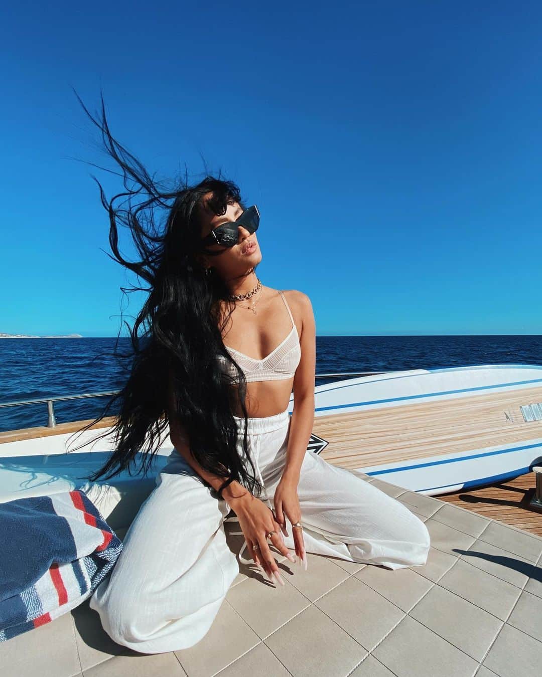 エマリン・エストラーダのインスタグラム：「Can’t decide what my aesthetic is for the life of me 🙋‍♀️ @revolve @lovewave #revolvewinter」