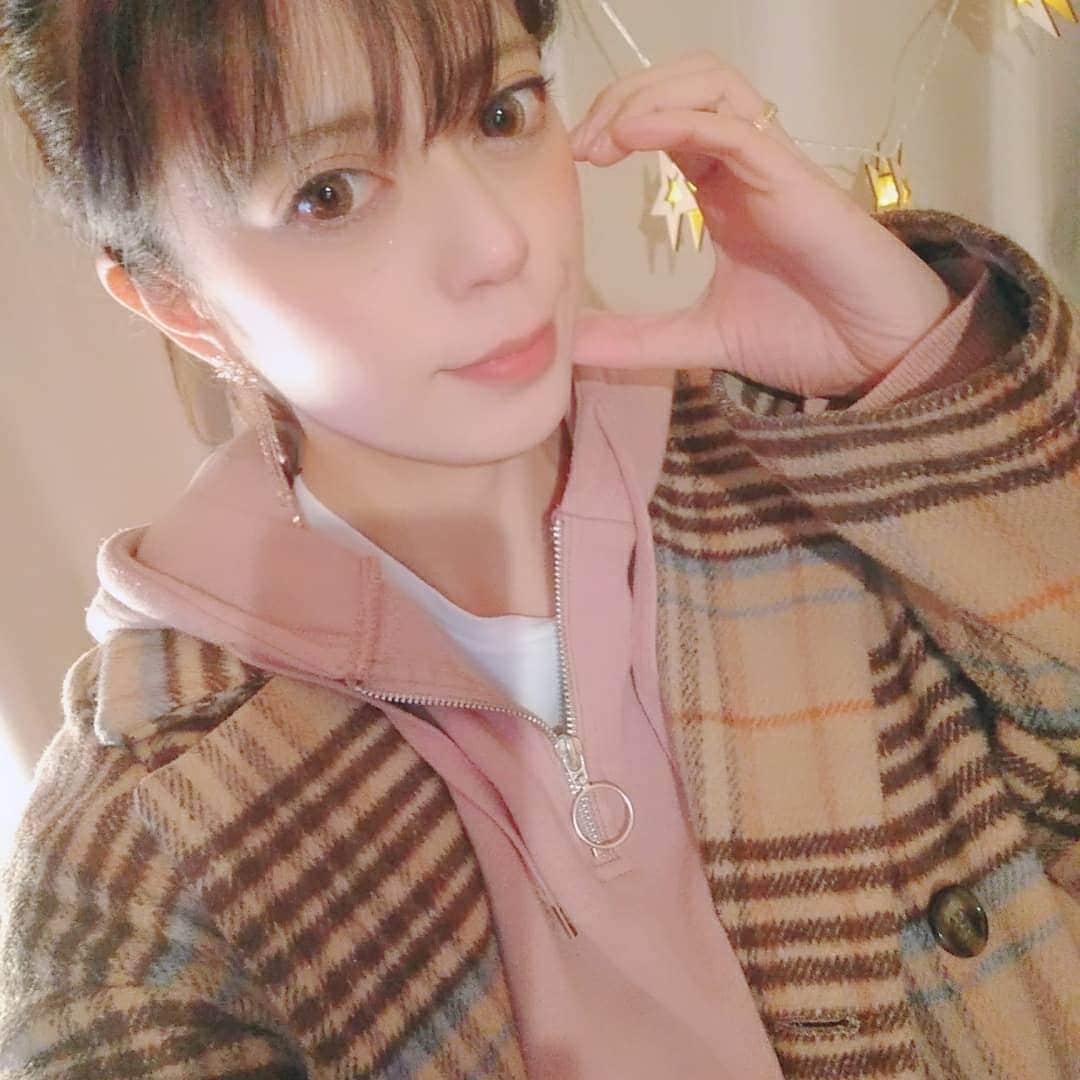 友利愛美さんのインスタグラム写真 - (友利愛美Instagram)「ポニーテール動きやすいしらくちん♥🐪 今日はたくさん好きなことするぞ♥お休みだぁい♥きゃっほーい♥(^^) 🐻 🐻 🐻 🐻 🐻 #happy#myroom#ponytail#Offday#ポニーテール#셀카#selfie」2月1日 5時46分 - aimitomori