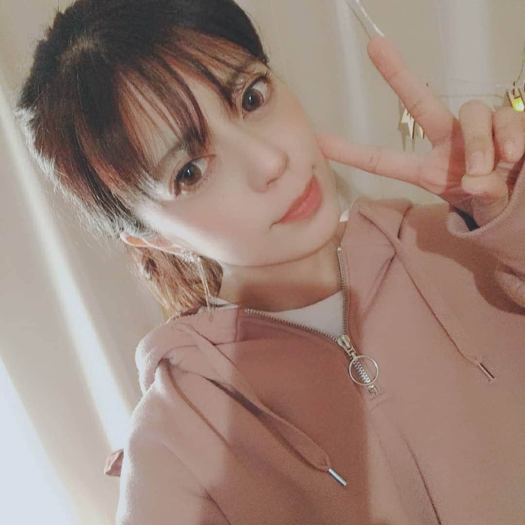 友利愛美さんのインスタグラム写真 - (友利愛美Instagram)「ポニーテール動きやすいしらくちん♥🐪 今日はたくさん好きなことするぞ♥お休みだぁい♥きゃっほーい♥(^^) 🐻 🐻 🐻 🐻 🐻 #happy#myroom#ponytail#Offday#ポニーテール#셀카#selfie」2月1日 5時46分 - aimitomori