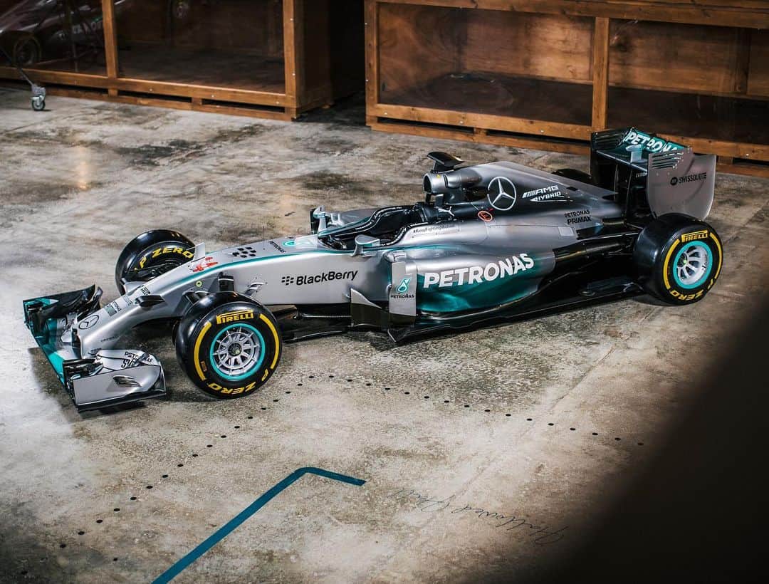 MERCEDES AMG PETRONASさんのインスタグラム写真 - (MERCEDES AMG PETRONASInstagram)「Don't be shy. 😘 Check out these W05 pics and watch our video all about her. 🙏」2月1日 5時48分 - mercedesamgf1