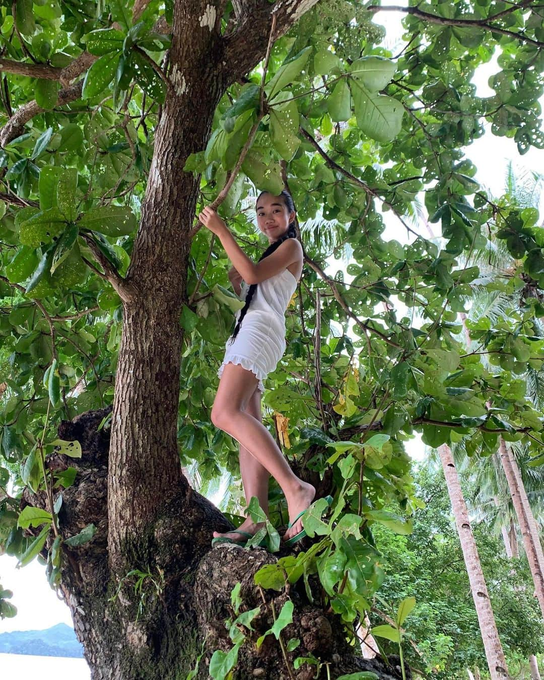 Laraさんのインスタグラム写真 - (LaraInstagram)「. Swimming in the sea and climbing trees . アイランドホッピングは冒険気分 突然のスコールは海で泳いだり🤍 #過去投稿 #エルニド」2月1日 5時50分 - fa_la_lara