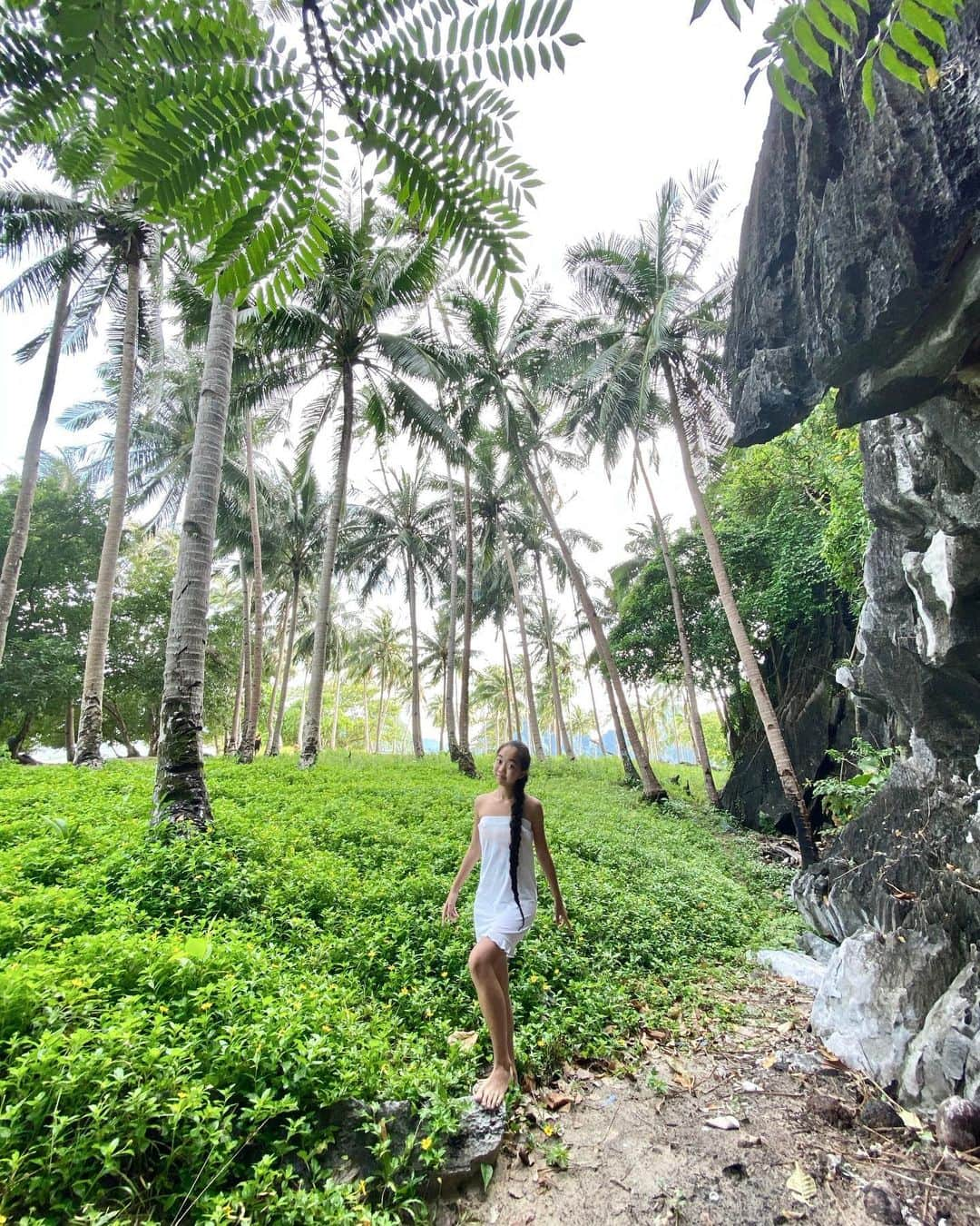 Laraさんのインスタグラム写真 - (LaraInstagram)「. Swimming in the sea and climbing trees . アイランドホッピングは冒険気分 突然のスコールは海で泳いだり🤍 #過去投稿 #エルニド」2月1日 5時50分 - fa_la_lara