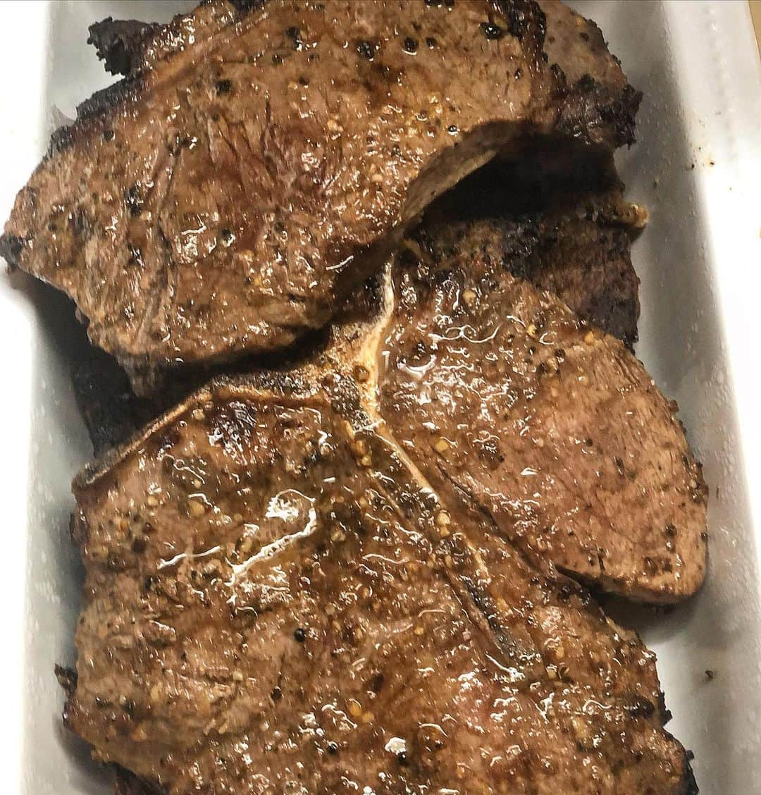 タウラ・フィフィタさんのインスタグラム写真 - (タウラ・フィフィタInstagram)「Sunday 🥩🥩🥩🥩」2月1日 5時51分 - hiku_leo