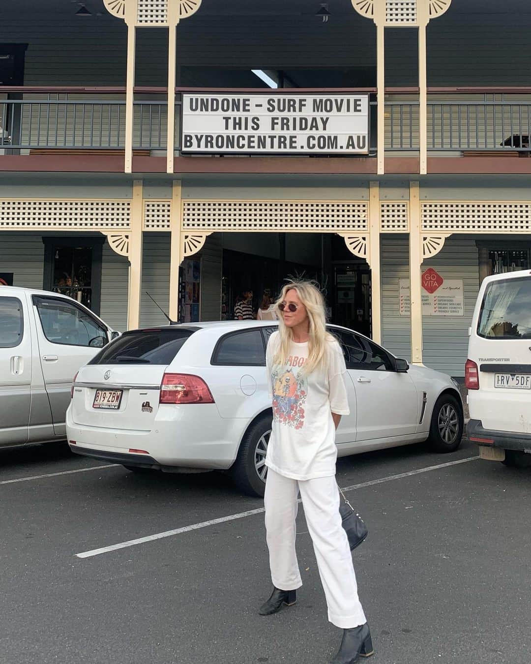 ローラ・エンバーのインスタグラム：「a bit of fun kicking off the @undonefilm tour 🖤 thankyou everyone! More screenings to come :)  directed by @whereswalle  produced by @candidfilmsau @emily_oconnell  supported by @billabongwomens @hyundaiaus @garagefilms  pic @mattydunbar」