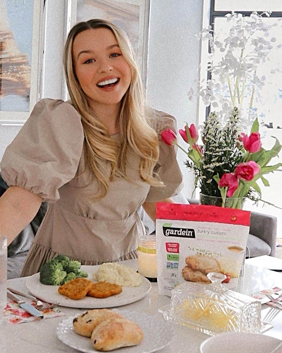のインスタグラム：「The ~art~ of the Sunday Roast! 👩🏼‍🍳❤️⏲ Welcome behind the scenes as I prep my fave meal of the week! (AD) I decided to cheat on meat today and switch up my Sunday by cooking with @gardein as a plant-based alternative to the roast! Still all the great taste, textures, and fixings (veggies, potatoes, etc.) but with meat-free cooking using these #GardeinCanada plant-based Turk'y Cutlets! 🍗🍛   Want to cook the same for your next roast? Find these in the frozen food section of all major grocery stores nationwide. Tempted to #CheatOnMeat too? Visit Gardein.ca (linked in stories) to take the Cheating Challenge and find out what product you should have a food affair with. The first 5,000 participants to take the quiz will receive a coupon for Gardein products and can enter for a chance to win a year’s supply of Gardein. No purchase necessary. Ends 05/31. For full rules & regulations, visit the link in my bio. ✨」