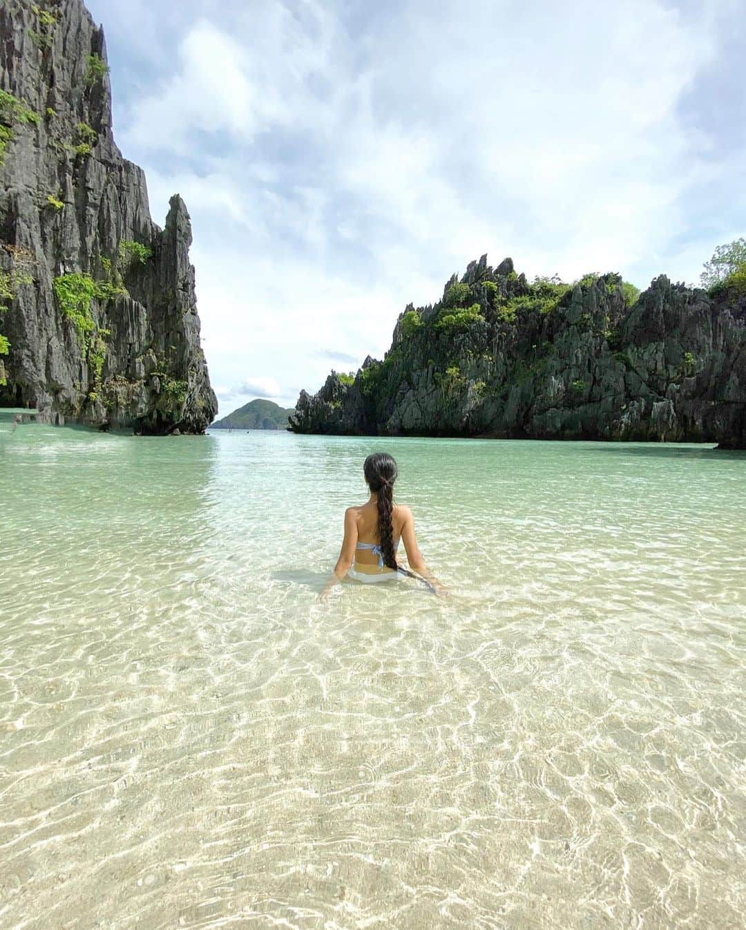 Laraさんのインスタグラム写真 - (LaraInstagram)「Crystal clear water 🤍 . #throwback  #過去投稿 #エルニド」2月1日 6時00分 - fa_la_lara