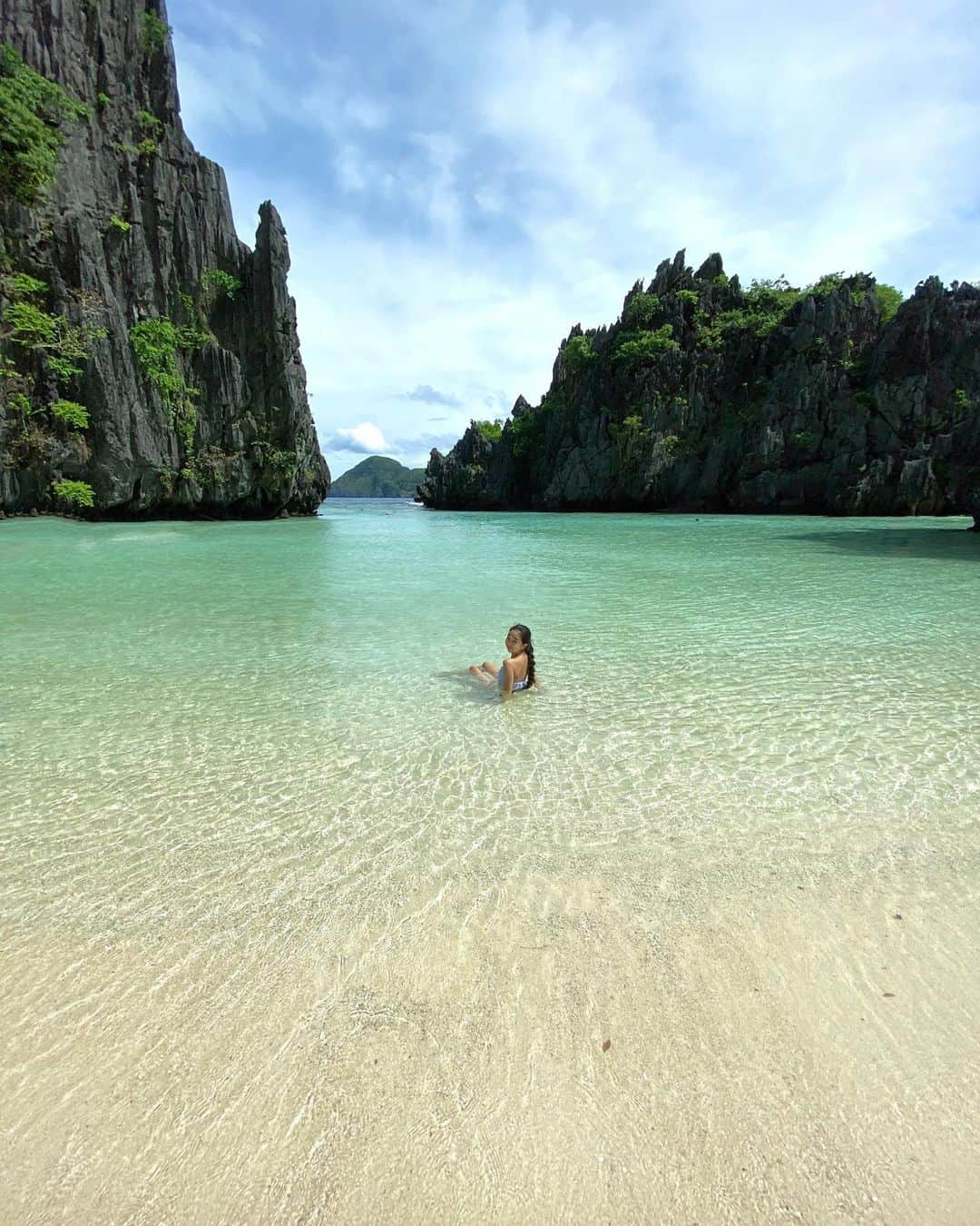 Laraのインスタグラム：「Crystal clear water 🤍 . #throwback  #過去投稿 #エルニド」