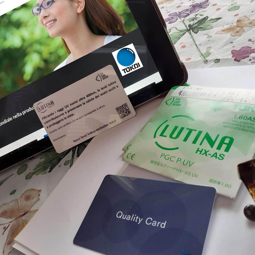 Remiwaのインスタグラム：「Davvero speciali le lenti "Lutina" di Tokai, ho ritirato da pochi giorni i miei occhiali che montano queste lenti e devo dire che la tecnologia giapponese è davvero notevole!!!  😀🤗  Stando parecchie ore davanti a video e monitor avevo bisogno di una lente che riducesse la quantità di luce blu che arrivava dritta sparata verso i miei occhi...lenti 10 luce blu 0 👍😁 https://www.tokai-Italia.it . . - #occhi #benessere #ottici #giappone #tecnologia #luceblu #lenti #occhiali #occhialidavista #occhialidavistanuovi」