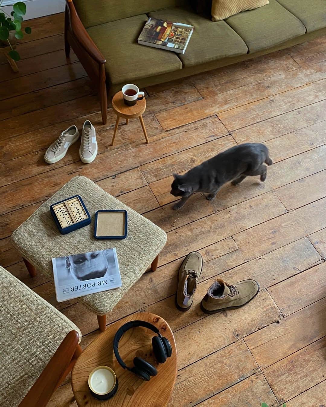 MR PORTERのインスタグラム：「You've been on your 6578th walk, you've put on your favourite record, and you have some company 🐈 That's a Sunday well spent. #MRPORTERatHome   📸 @odellsstudios  Shop the story: TOM FORD - Cambridge Leather-Trimmed Nubuck Sneakers  MR P. - Heath Shearling-Lined Goodyear-Welted Split-Toe Suede Boots」