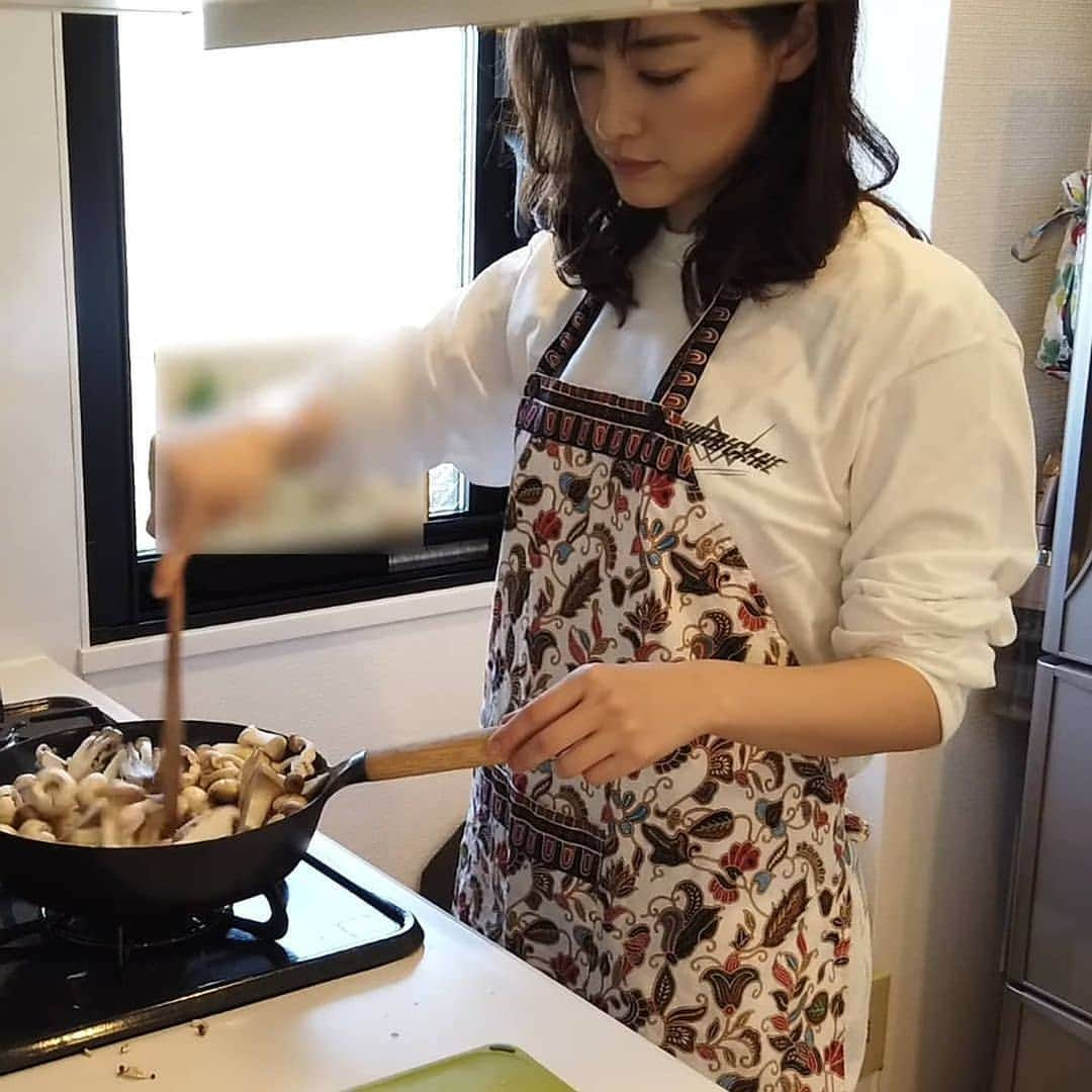 女子アナをこよなく愛する美人図鑑のインスタグラム：「えりーなクッキング✨  #新井恵理那 #新井アナ #新井さん #えりーな #クッキング #エプロン #セントフォース #フリーアナウンサー #アナウンサー #女子アナ #キャスター #タレント #美女 #美女 #美しい #綺麗 #清楚 #上品 #可憐 #大人の女性 #かわいい #可愛い #可愛いすぎる #癒し #大好き」