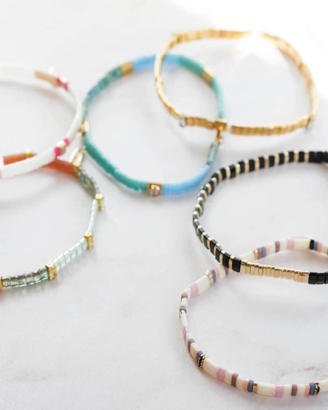 セレフィーナのインスタグラム：「perfect gifts for #galentinesday  ft. stretch chiclet bracelets and half chain tennis bracelets」