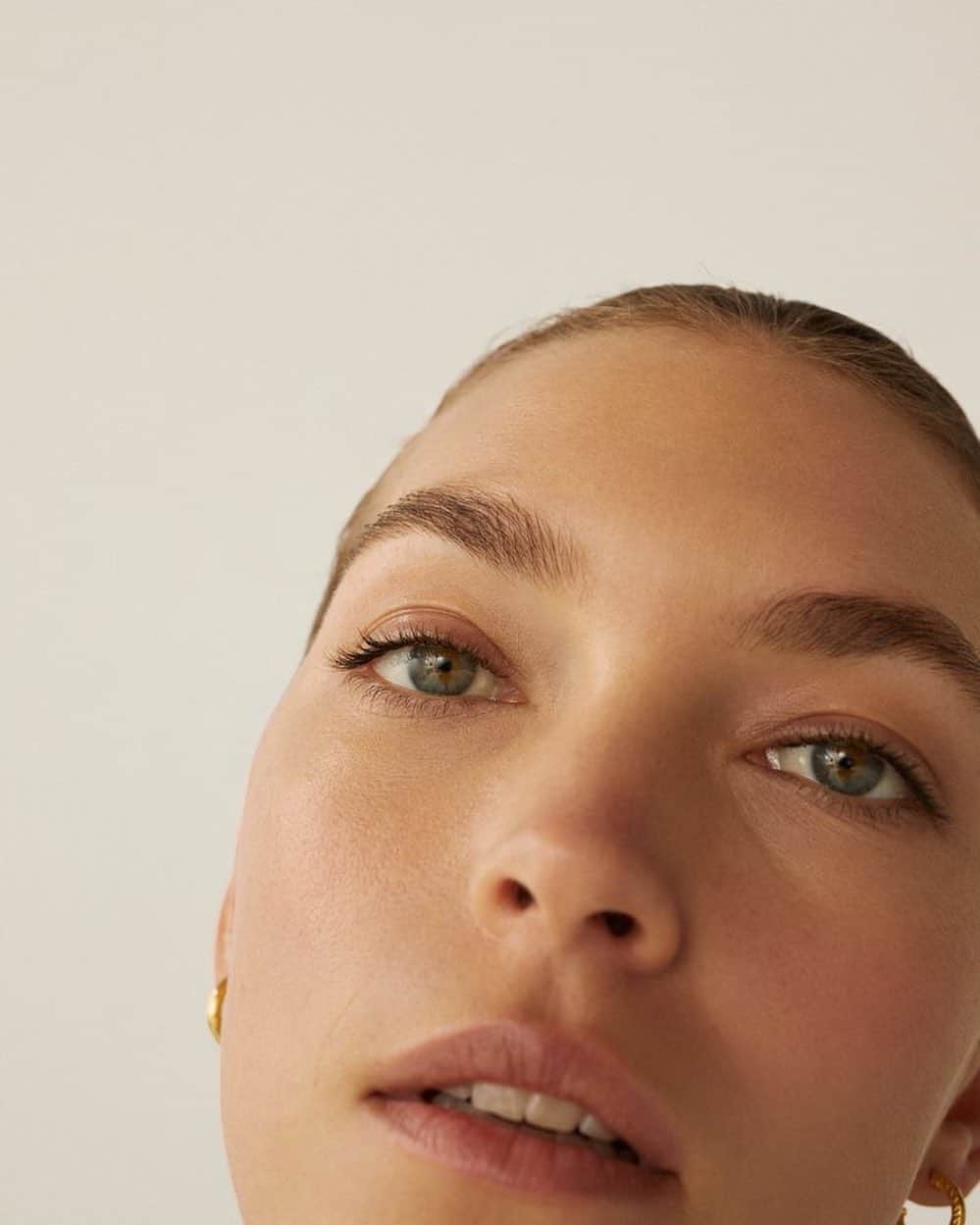 アリゾナ・ミューズのインスタグラム：「3 of my top tips for making your beauty routine as sustainable as possible with @britishvogue...  1. Less is more: Less is always more when it comes to products. Start by doing a refresh: clean out your drawer or your cupboard and make sure you get rid of everything that you don’t need anymore, because I find the more we have, the more we buy.  2. Read the label: Buy the products that have fewer ingredients and that contain ingredients that you know and recognise. It’s surprisingly complex – I’ve had to Google the names of so many ingredients in products and a lot of them, I find, have a really toxic impact on the earth. It’s one thing to not want a product near me – I’m going to be fine – but when I wash that formula down the sink and it gets into the waterways, infecting microorganisms? They’re not fine. They just die. So it’s important to think of the whole life cycle of a product, what happens to it before and after it found you.  3. Know your recyclables: Not only are @aveda’s products really amazing, but the packaging is made from 85% recycled content from post-consumer. It’s really important to know the distinction between just a recycled plastic that came from a factory floor and recycled plastic that was post-consumer. If it’s post-consumer it means that it was actually diverted from landfill after someone used it, preventing it from going into the ocean, which is hugely impactful. Aveda uses recycled plastic or bioplastic which is derived from sugarcane – it also has a much lower impact.  Please share your tips too! 🌎」