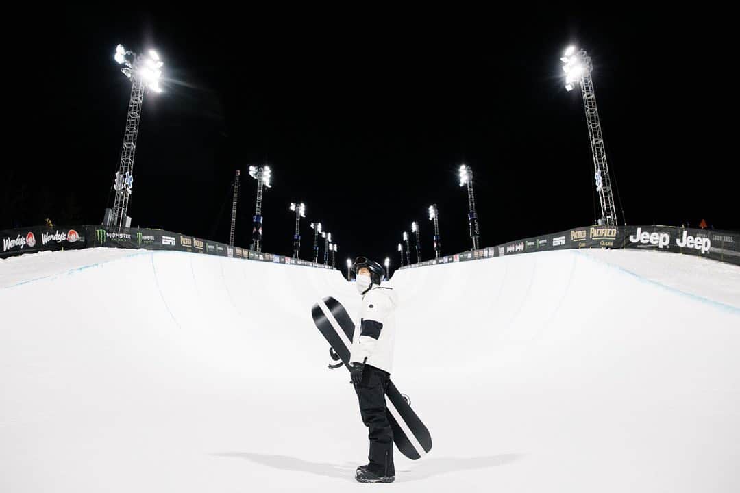 ショーン・ホワイトのインスタグラム：「I am disappointed to have to share that I am withdrawing from @xgames today. I tweaked my knee during practice this week and after talking with the medical staff, decided that pushing through would only make things worse. It’s a difficult decision to make, but just need to give my knee some time to recover and I’ll be back soon. Big thanks to @xgames for inviting me and all their efforts in holding this event in these challenging times. It was great being back in the pipe and I look forward to my next comp. I will definitely be watching to see what goes down tonight in the men’s halfpipe.」