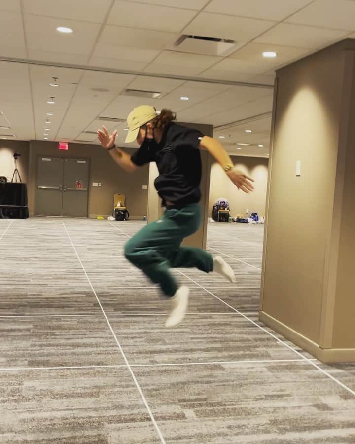 トラビス・ウォールのインスタグラム：「DROP IT LIKE ITS HOTLANTA! Made this combo up today at @nuvodanceconvention ! THANK YOU Atlanta for your energy all weekend! Watch @gino__cosculluela smash this!!!! #traviswallchoreography」