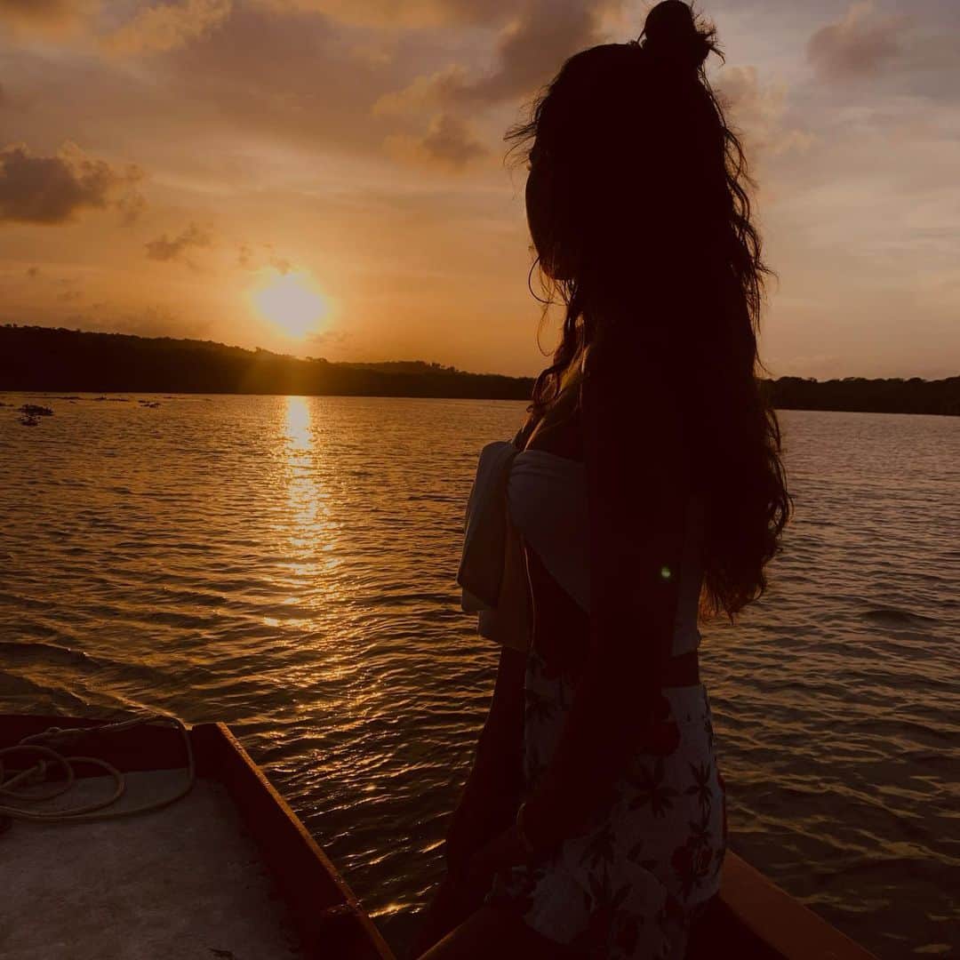 Mariana Riosのインスタグラム：「Hoje parei pra pensar nos comentários que tenho lido em minhas postagens e cheguei a seguinte conclusão: Muitas vezes deixamos de ser o que desejamos, de fazer o que queremos, de amar quem gostaríamos, de viver o que precisávamos por medo da não aceitação do outro!  E o que é o outro?  O outro é exatamente aquele que enxerga em você aquilo que existe dentro dele. O outro é aquele que aponta suas qualidades quando as reconhece em si próprio. O outro no final do dia, somos nós!  E em nosso interior temos os mesmos medos, sentimentos, vontades, desejos... Mas escolhemos o caminho a seguir através do nosso livre arbítrio. Por isso ao se incomodar com o outro, pergunte a você primeiro em qual lugar aquilo te toca. Eu entendi também que a mulher que faz uma foto do por do sol é a mesma que aparece em outra de biquini, ou falando sobre a vida, ou até mesmo sobre o livro que acabou de escrever. É a que gosta de estar com a família, cozinhar, rir com as amigas, estudar sobre diferentes temas. É a que se acha bonita e deseja naquele momento compartilhar uma foto. Ou simplesmente guardar pra si. E eu quero continuar sendo essa pessoa. Acredito que nas redes sociais guardamos nossos momentos como um álbum de fotografia. E quando eu estiver bem velhinha, quero olhar para ele e perceber que fui fiel aos meus momentos. E que meu álbum é verdadeiro. Não uma mentira revelada para agradar o outro, muito menos o que ele espera de mim. Eu espero de mim!  Eu quero ser melhor a cada dia!  E pra mim é disso que se trata a vida!  Pra finalizar gostaria de lembrar uma frase dita por Dona Beja em Araxá ao receber uma caixa com estrume de vaca de uma mulher que não gostava dela. Dona Beja abre a caixa e na mesma hora resolve enviar também algo para a mulher. Quando a mulher abre o presente já pensando que ela devolveria com a mesma moeda, a caixa estava cheia de pétalas de rosas e no meio delas um bilhete que dizia: “Cada um dá o que tem” 🙏🏼」