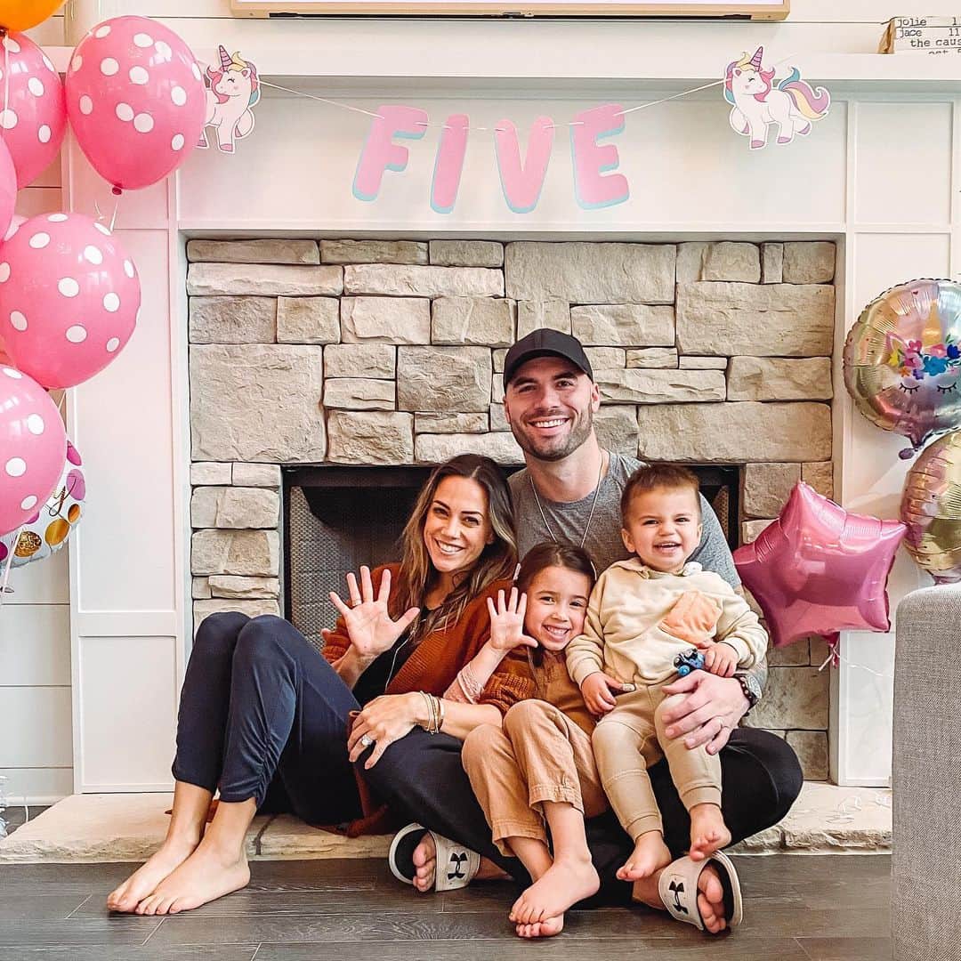 ジャナ・クレイマーのインスタグラム：「We love our Jolie girl.  I can’t believe my little girl is 5. One full hand. Feels so big.  Also this morning she said, “I’m 5 so I can do whatever I want”. 😂🙈」