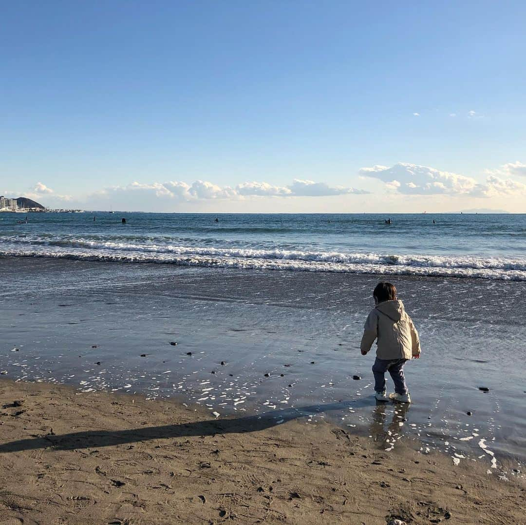 川島令美のインスタグラム：「週末にまたひとつ歳を重ねてしまいました…☺︎今年の誕生日は、子どもが江ノ電に乗りたいと言っていたので鎌倉方面へ。子鉄な我が子、実は今年に入って江ノ電2回目。笑 途中立ち寄った海では、子ども独自の新しい遊びをたくさん見つけて、冬の海でも充分楽しめるのだなと☺︎ 年々自分の誕生日に重きを置かなくなっていますが、今は子どもの笑顔が見える時間がやっぱり一番楽しいひと時なのだなと思います☺︎」