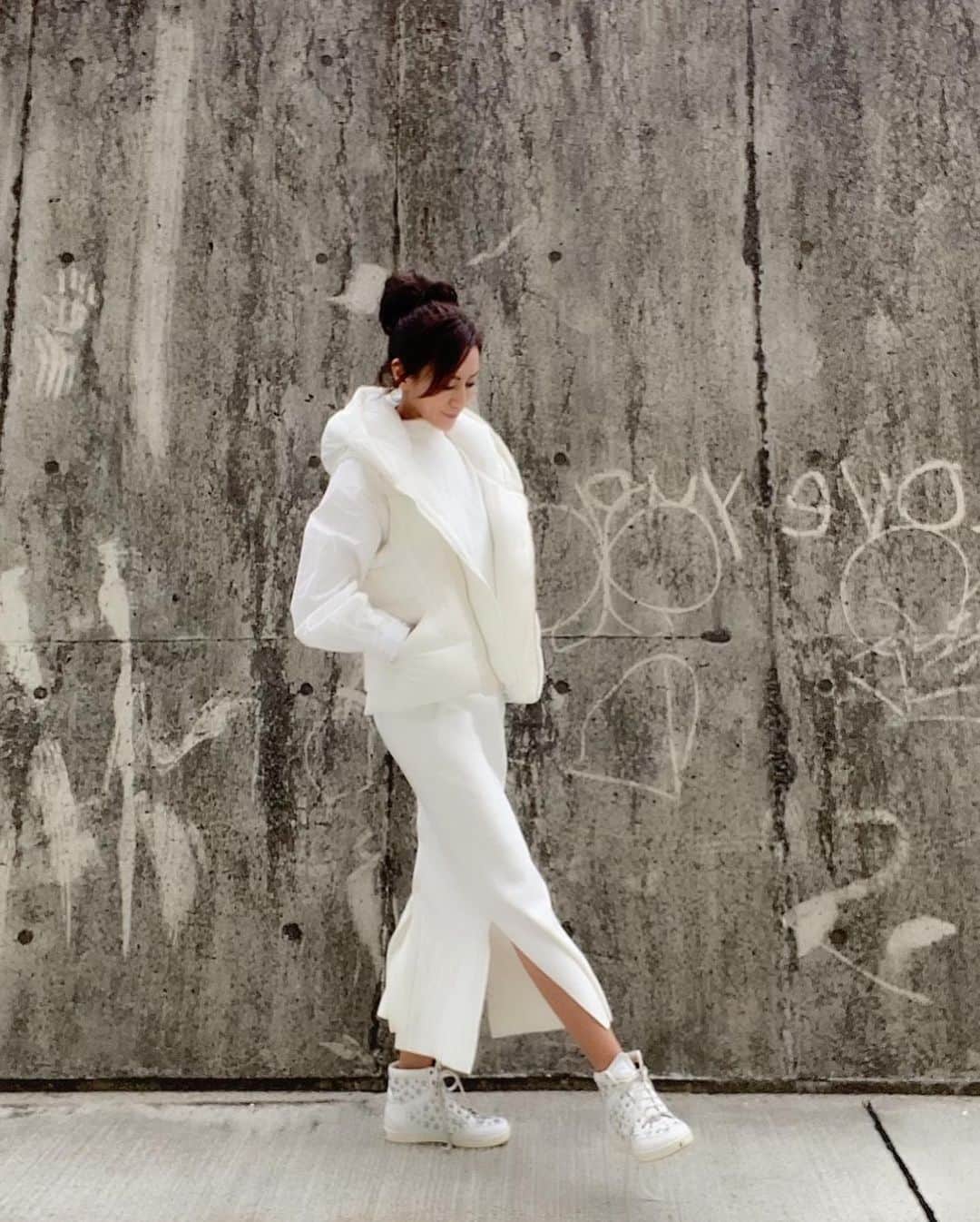 のインスタグラム：「おはようございます😃  月曜日スタート 今週もよろしくお願い致します‼️  今日から2月ですね‼️ なんだか一日、一日がめっちゃ早く感じちゃいますね💦  花粉症が始まりつつあるのか⁉️喉がガサガサになってきました💦 皆さんも体調には充分気をつけて下さいね😊  いつかのコーデ　 冬のホワイトコーデは大好き♥️  ニットワンピース　#amerivintage ダウンベスト　#dabulestandardclothing  スニーカー　#jimmychoo   今日も笑顔で素敵な一日を☺️  いつもいいね👍コメント📝 ありがとうございます♥️  ＃いつかのコーデ#オールホワイト#ホワイトコーデ #スニーカー女子 #スニーカーコーデ#お洒落さんと繋がりたい #アップヘア##fashion#snap#style#ootd#womesfushion#selfie#me#コーデ#code#cordi#大人カジュアル#50代ファッション#50代コーデ#アラフィフ#アラフィフコーデ＃コートコーデ#40代ファッション#シンプルコーデ#大人カジュアル#笑顔#感謝#ありがとう」